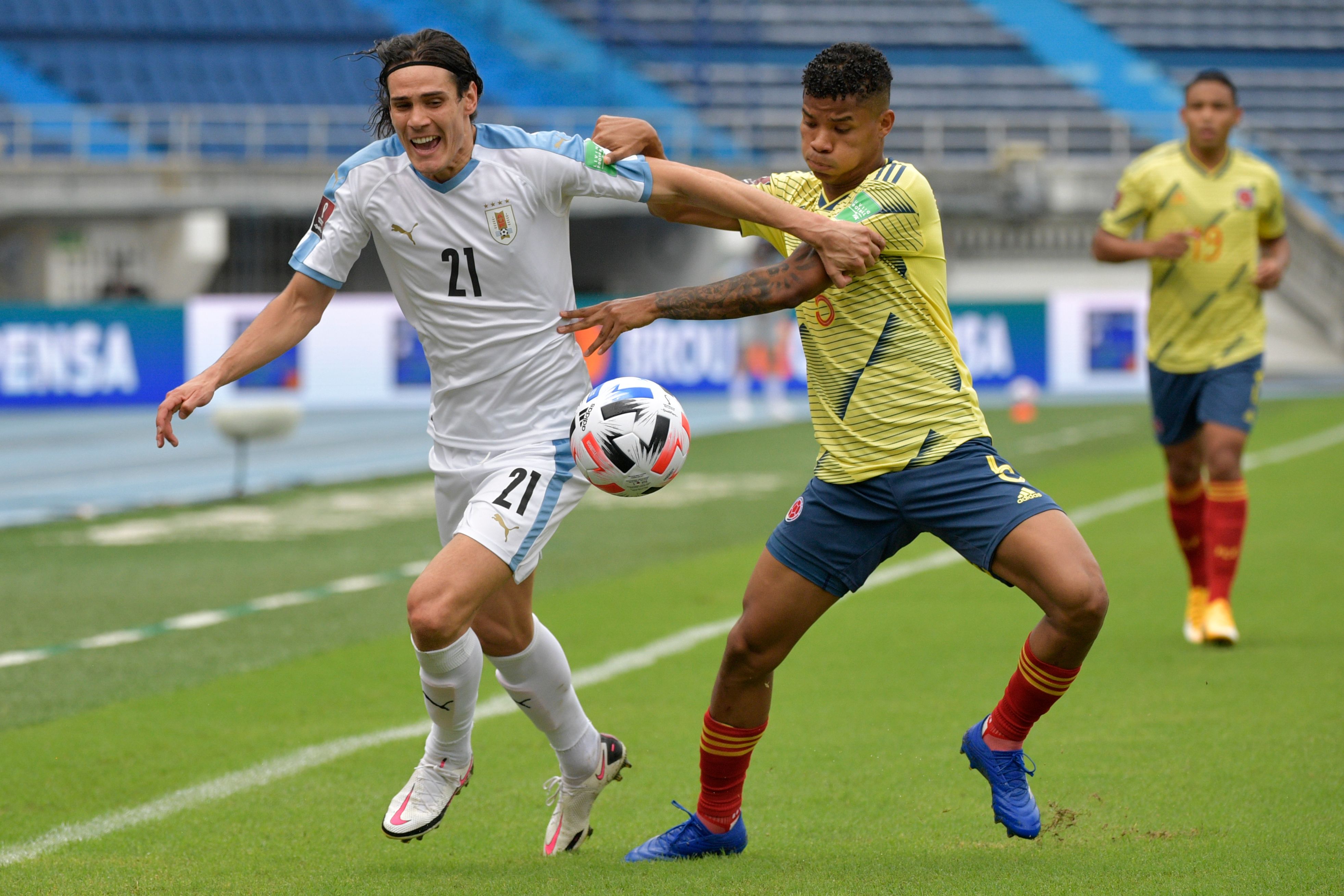 Pemain Uruguay Edinson Cavani (kiri) berebut bola dengan pemain Kolombia Wilmar Barrios (kanan)