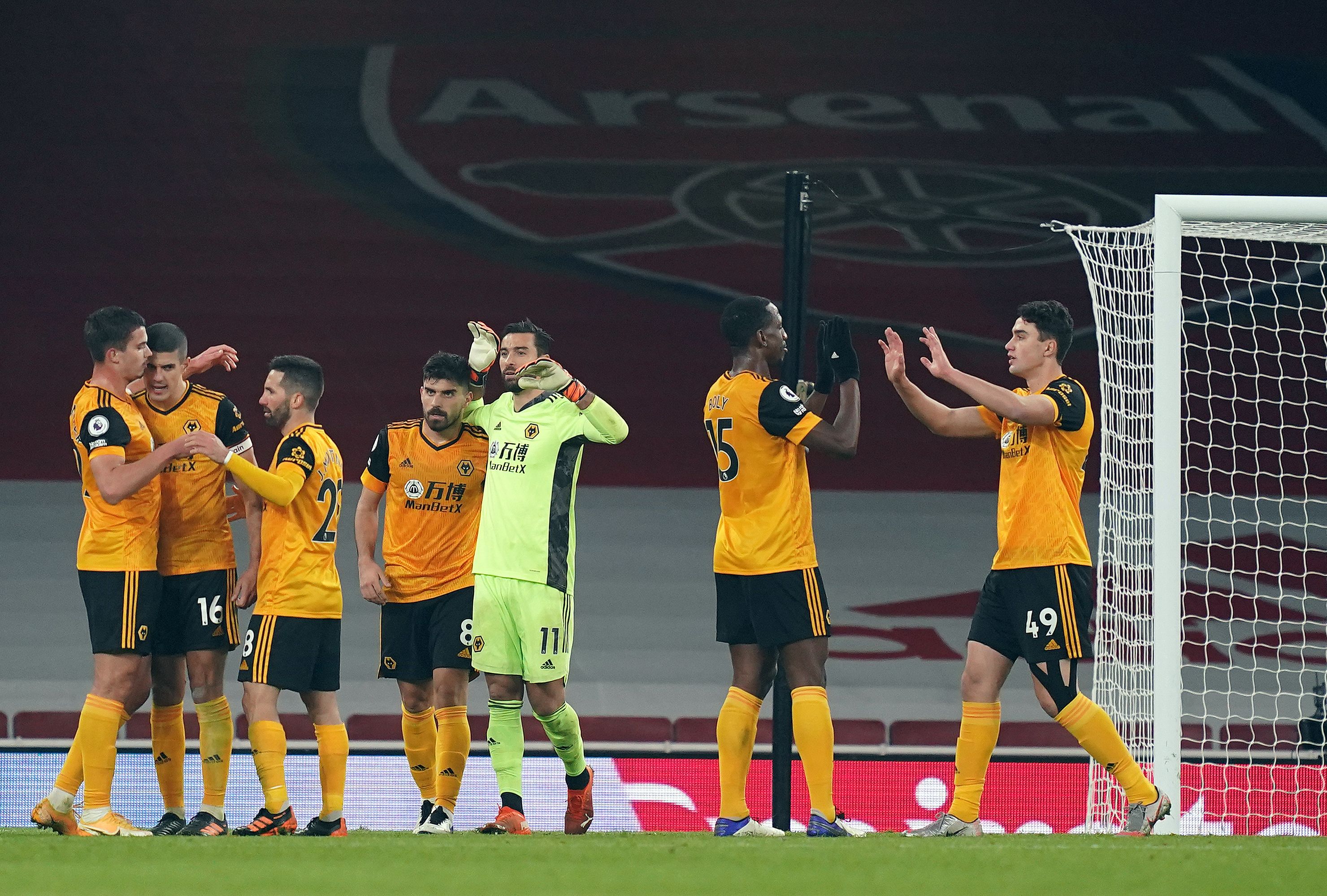 Para pemain Wolverhampton Wanderers merayakan kemenangan 2-1 atas Arsenal di laga Liga Primer Inggris di Stadion Emirates.