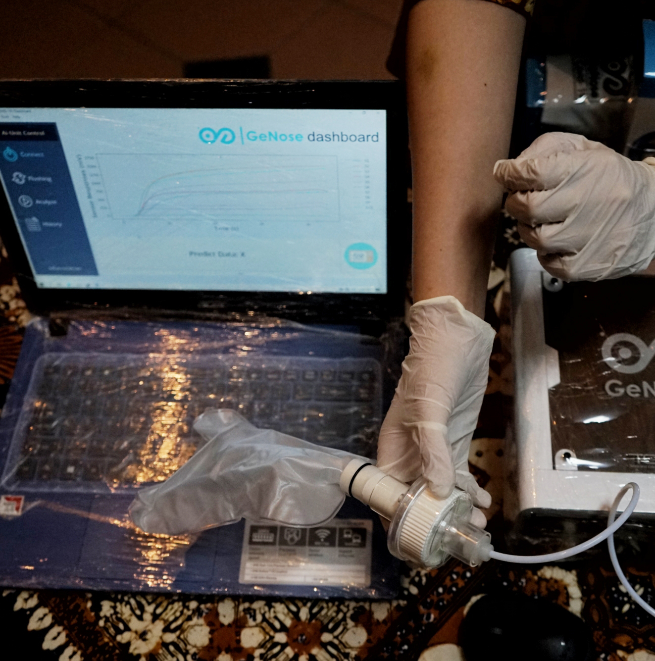 Petugas menunjukkan alat tes cepat covid-19 GeNose hasil inovasi Universitas Gadjah Mada (UGM) di Yogyakarta, Senin (26/10).