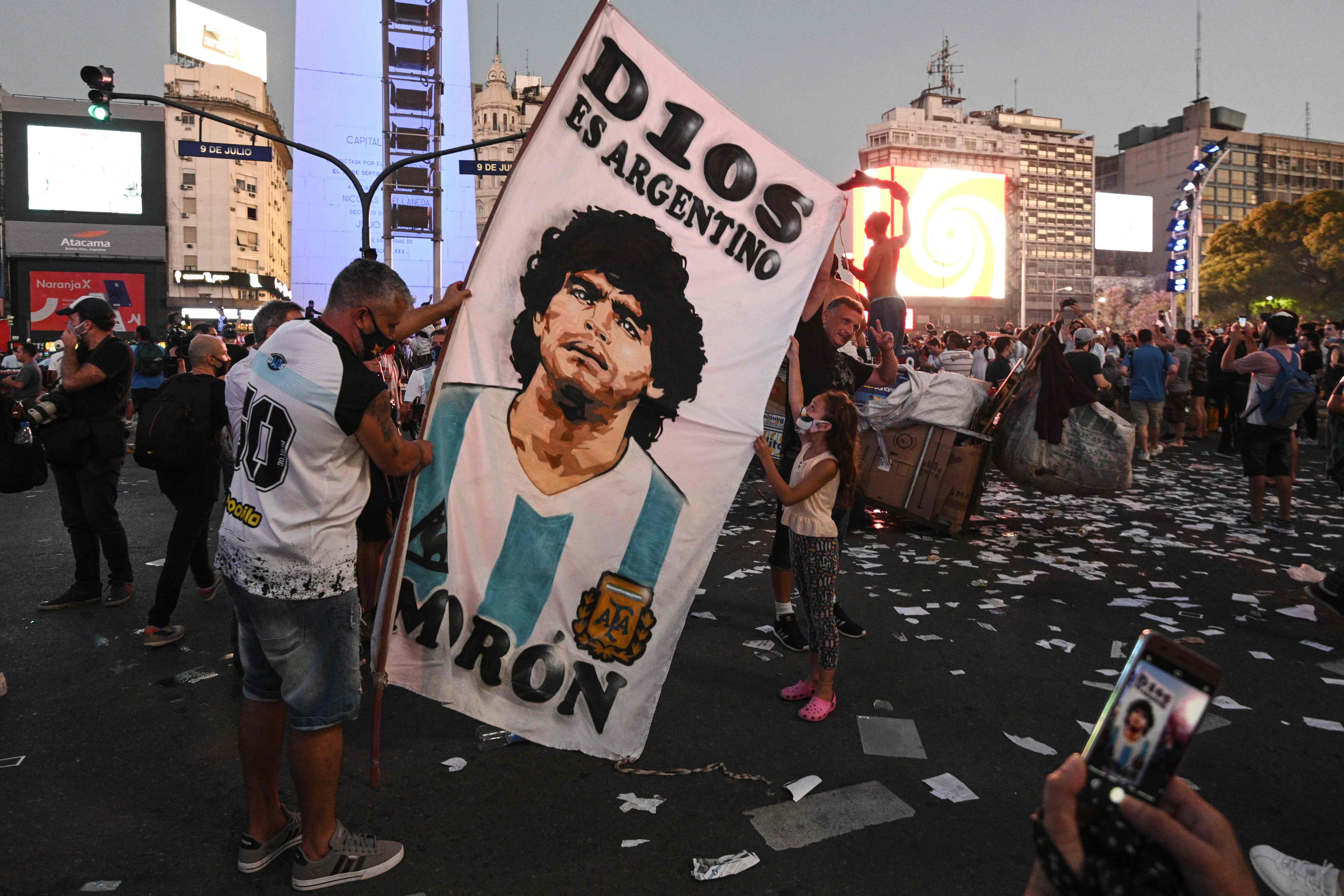 Warga Argentina yang berkabung atas meninggalnya Maradona berkumpul di pusat kota Buenos Aires.