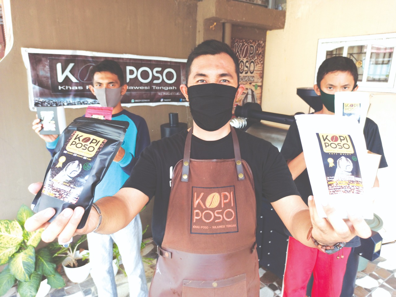 Pengusaha rumahan sekaligus pendiri “Kopi Poso”, Rizal Musafir saat menunjukan prodük kemasan “Kopi Poso” di Poso, Sulawesi Tengah.