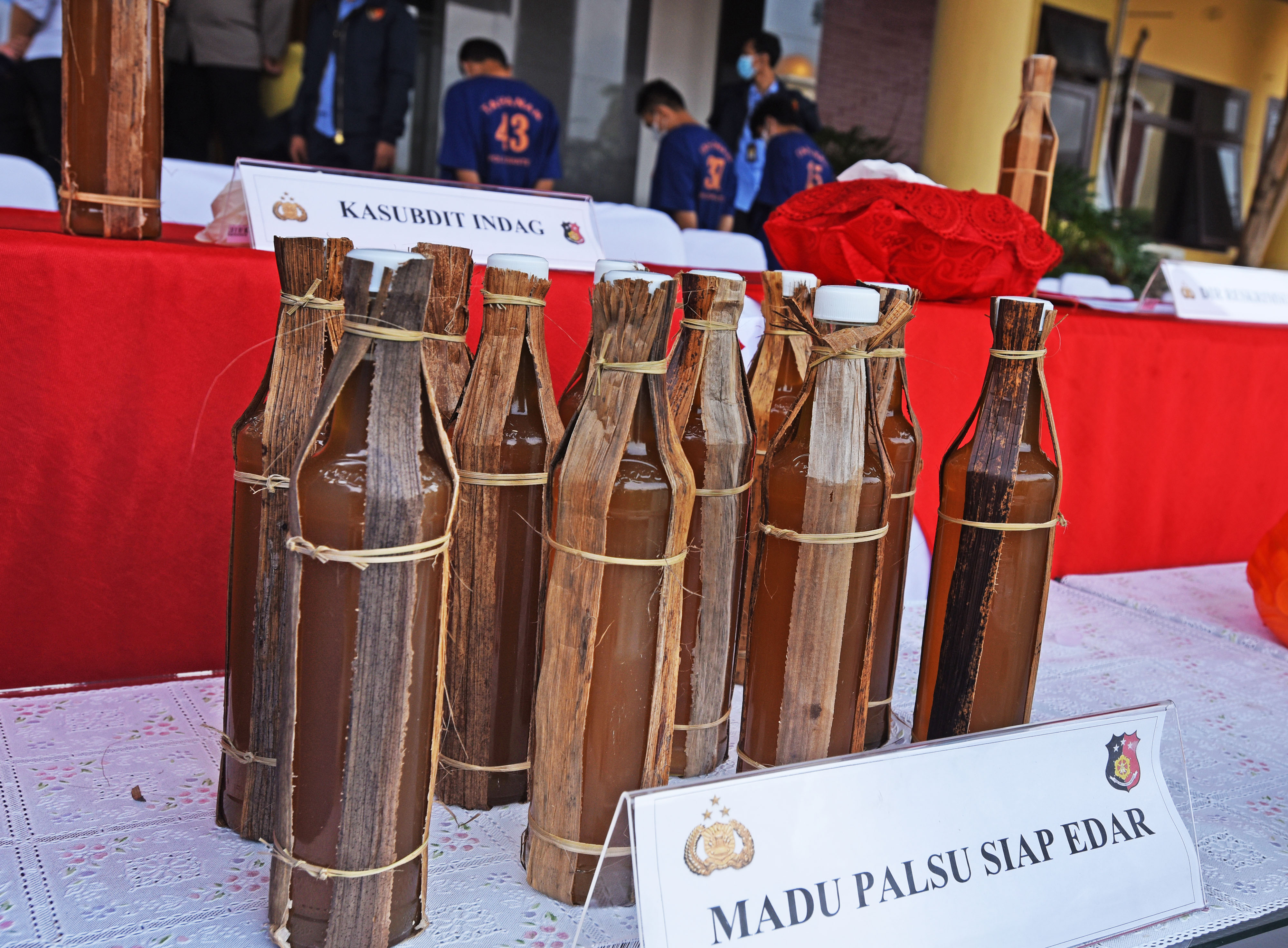 Polda Banten merilis pengungkapan kasus produksi dan penjualan madu palsu.