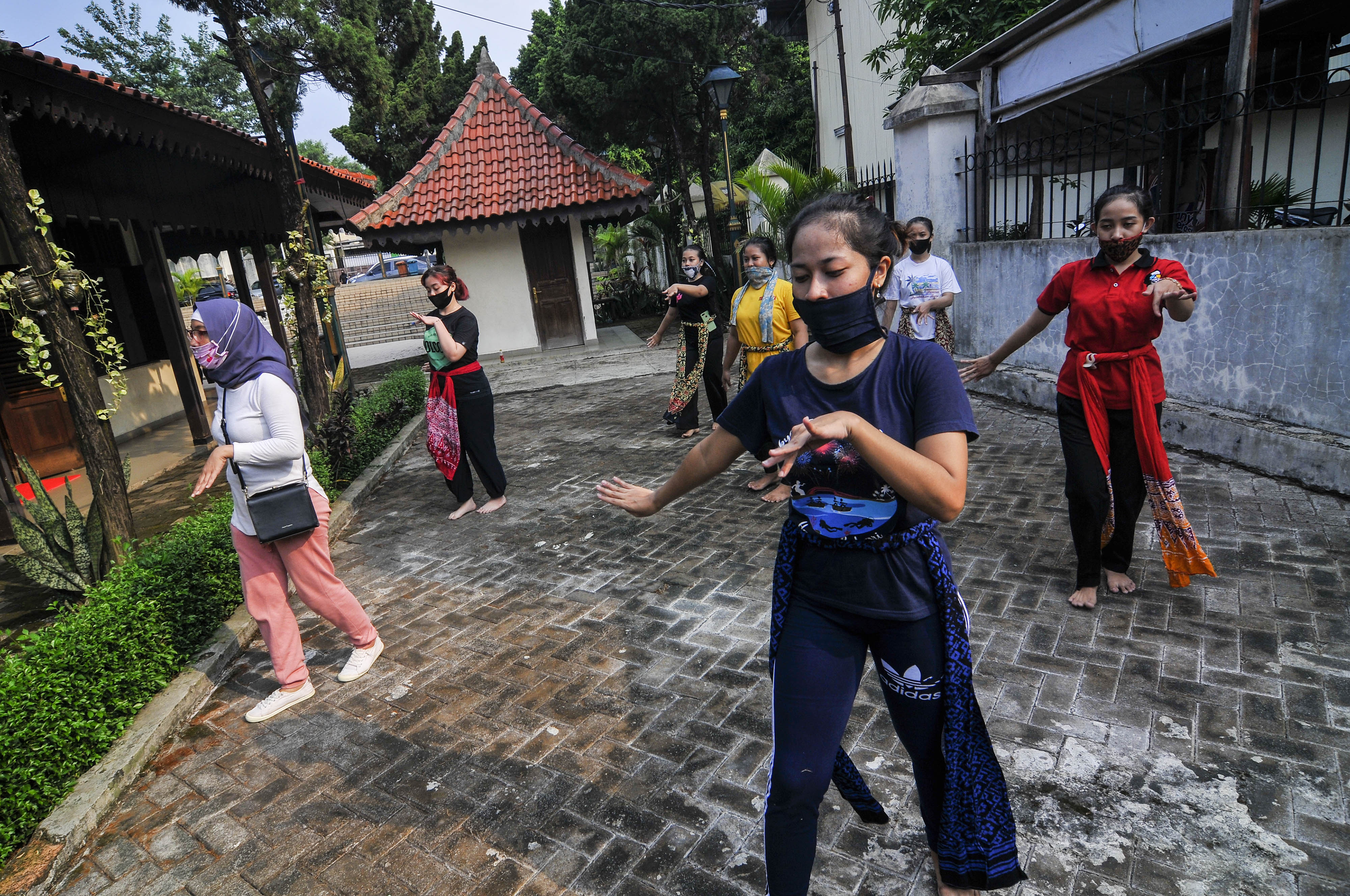 Ilustrasi sejumlah anak muda yang berlatih tarian Betawi.