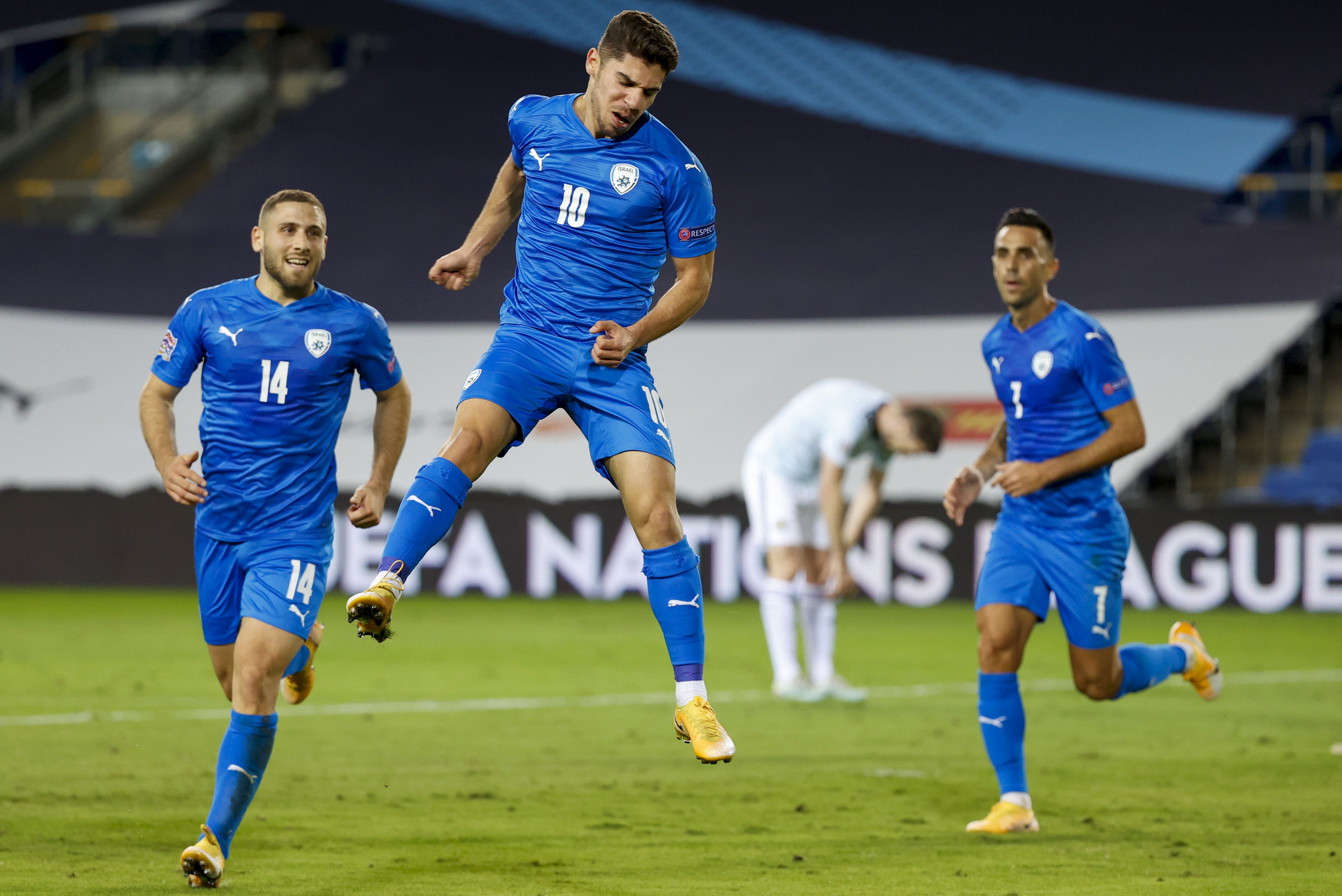 Penyerang Israel Manor Salomon (tengah) melakukan selebrasi usai mencetak gol ke gawang Skotlandia di laga Liga Negara UEFA.