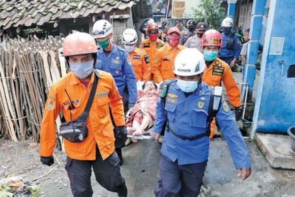Relawan mengevakuasi warga yang sakit menuju lokasi pengungsian di kawasan lereng Gunung Merapi Desa Keningar, Dukun, Magelang, Jawa Tengah
