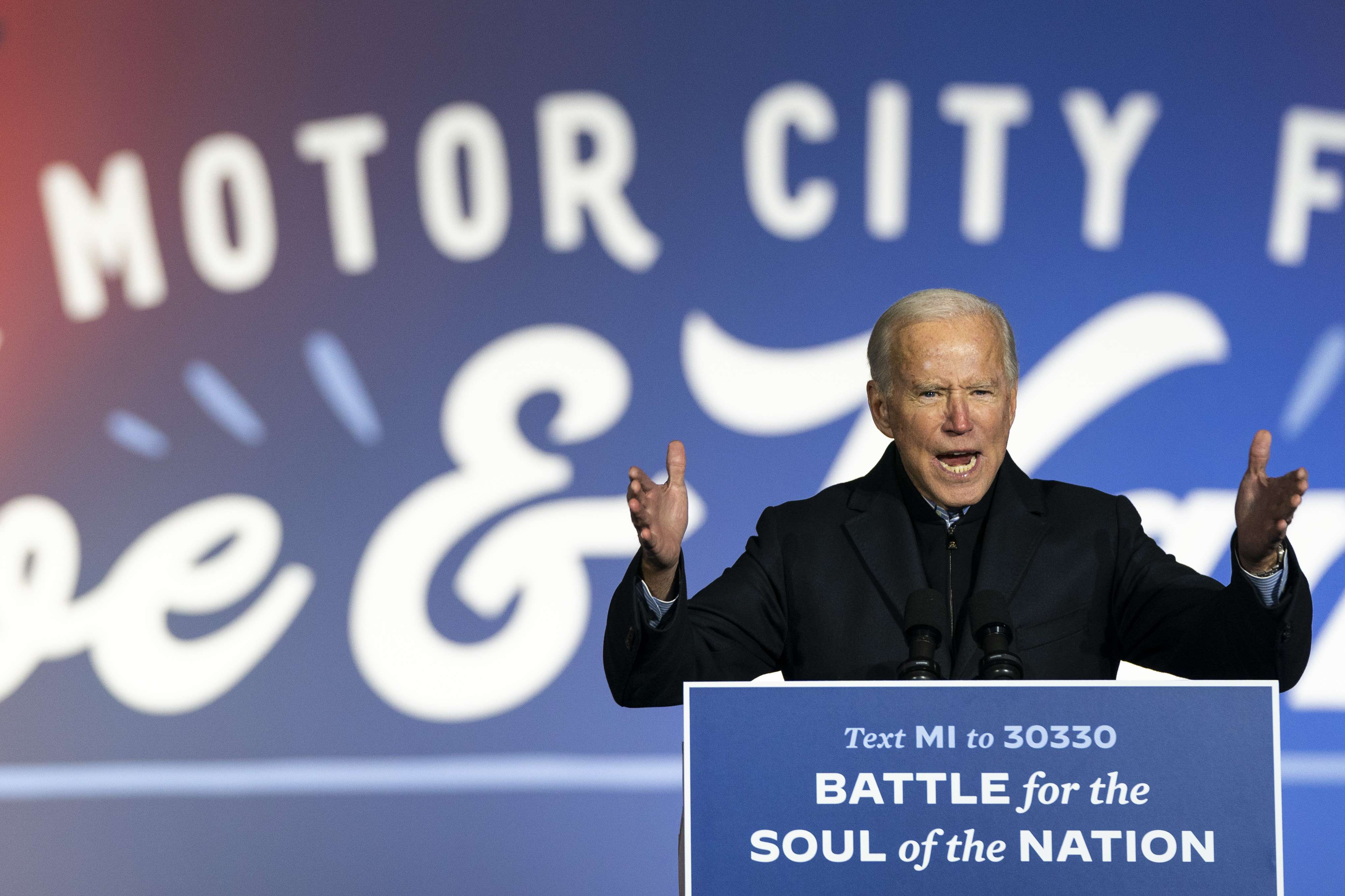 Calon Presiden AS Joe Biden dari Partai Demokrat saat berkampanye di Belle Isle, Detroit, Michigan, AS, Sabtu (31/10). 