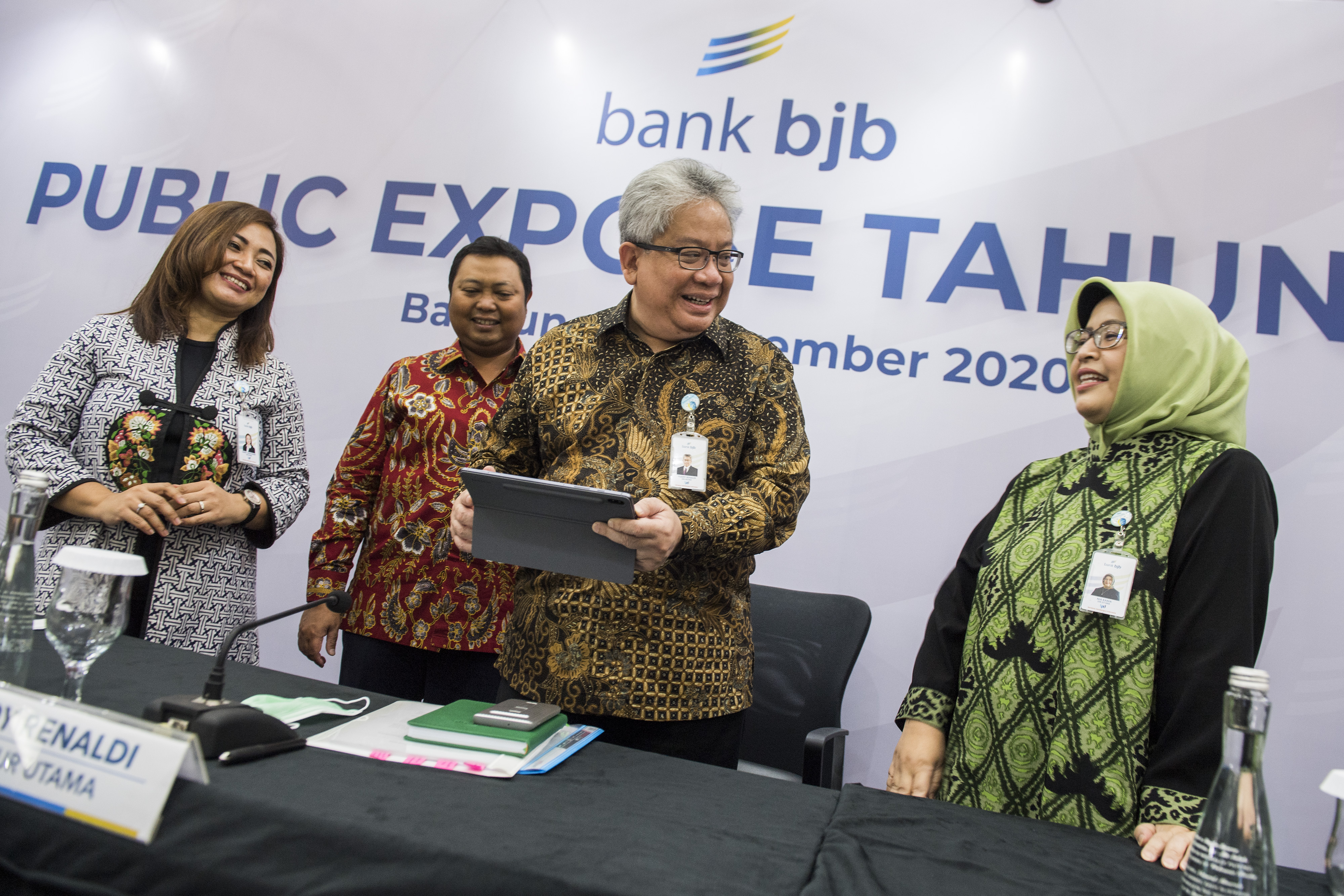 Direktur Utama Bank bjb Yuddy Renaldi (kedua kanan) memaparkan kinerja pada triwulan III 2020 berhasil memperoleh laba bersih Rp1,2 triliun.