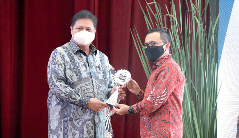 Menko Perekonomian, Airlangga Hartarto saat menyerahkan penghargaan TPID Award kepada Bupati Abdullah Azwar Anas di Jakarta, 22 Oktober 2020