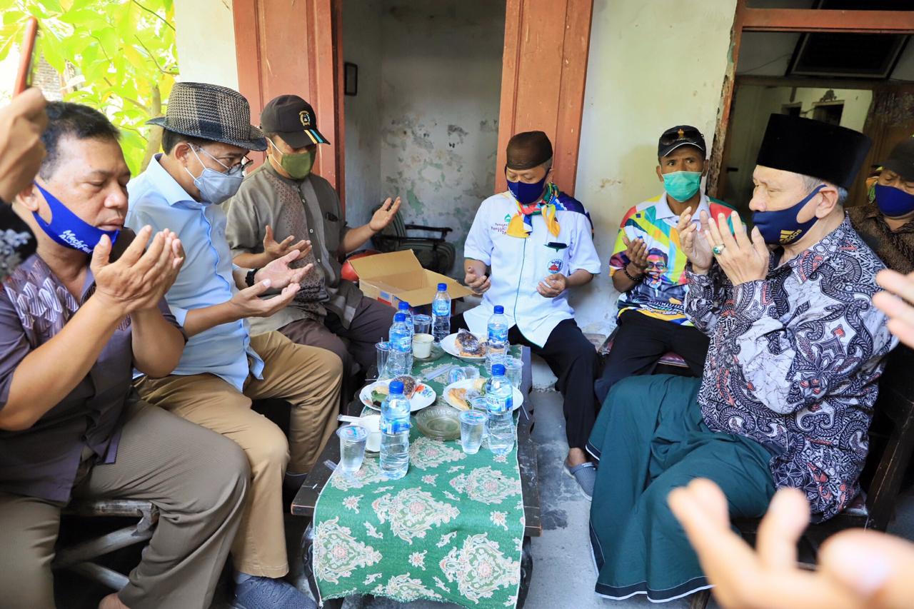 Tokoh agama dan masyarakat Kedung Baruk mendoakan calon Wali Kota Surabaya Machfud Arifin meraih kemenangan dalam Pilwakot Surabaya.