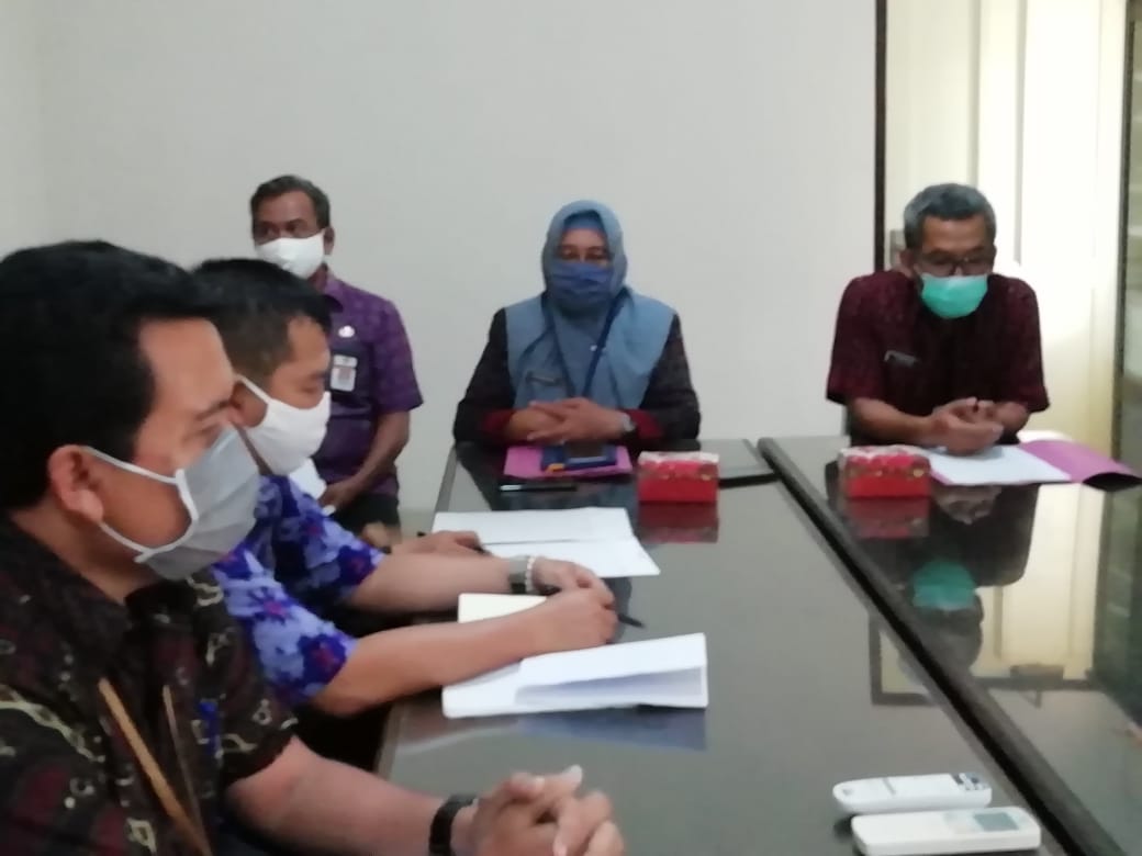 Sekda Sragen Tatag Prabawanto bersama Kadinas Pertanian Ekarini dan pihak Pupuk Indonesia menjelaskan seputar pupuk subsidi.