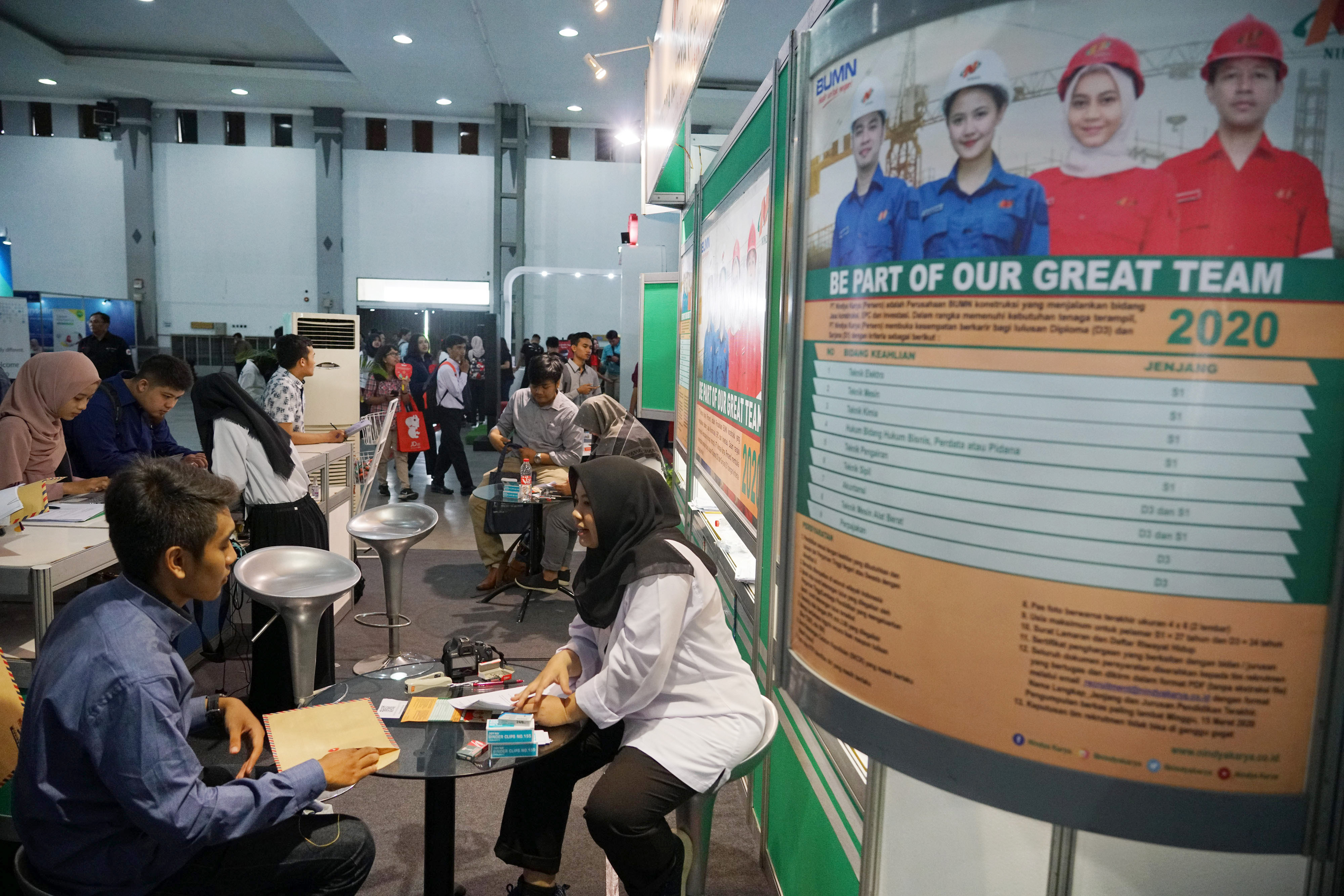 Pencari kerja sedang menjalani wawancara dalam bursa kerja dilaksanakan oleh 27th Career Days UGM 2020 di Jogja Expo Center. (ilustrasi)