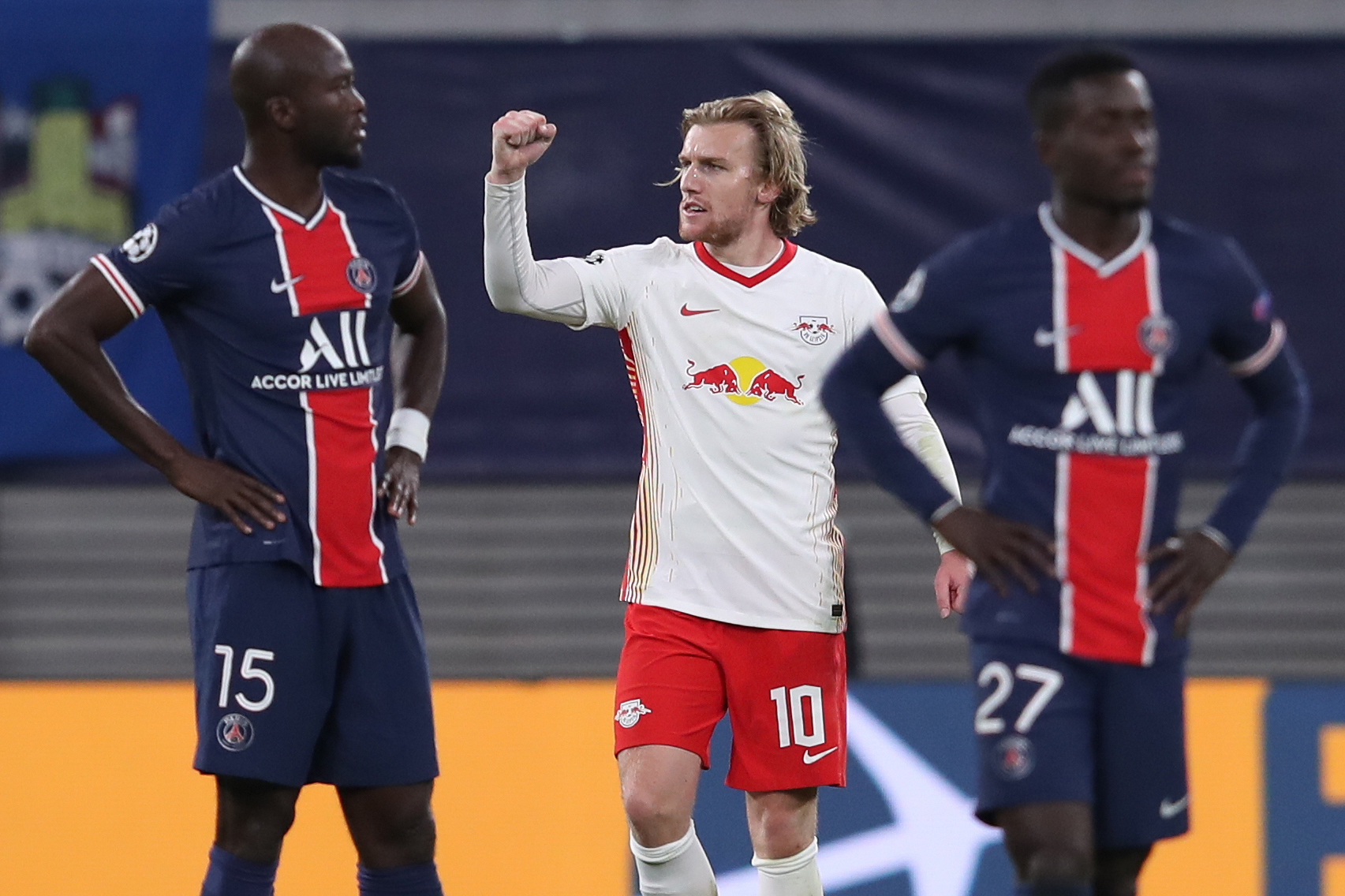 Gelandang RB Leipzig Emil Forsberg (tengah) melakukan selebrasi usai mencetak gol ke gawang PSG di laga Liga Champions.