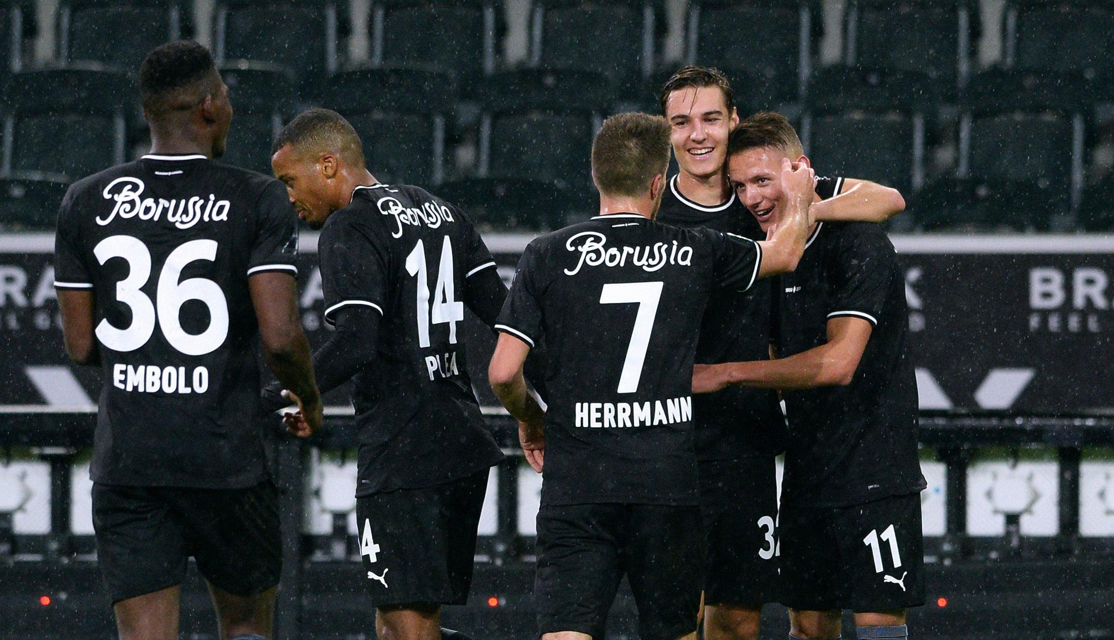 Para pemain Borussia Moenchengladbach melakukan selebrasi usai mencetak gol ke gawang Leipzig dalam laga Bundesliga.