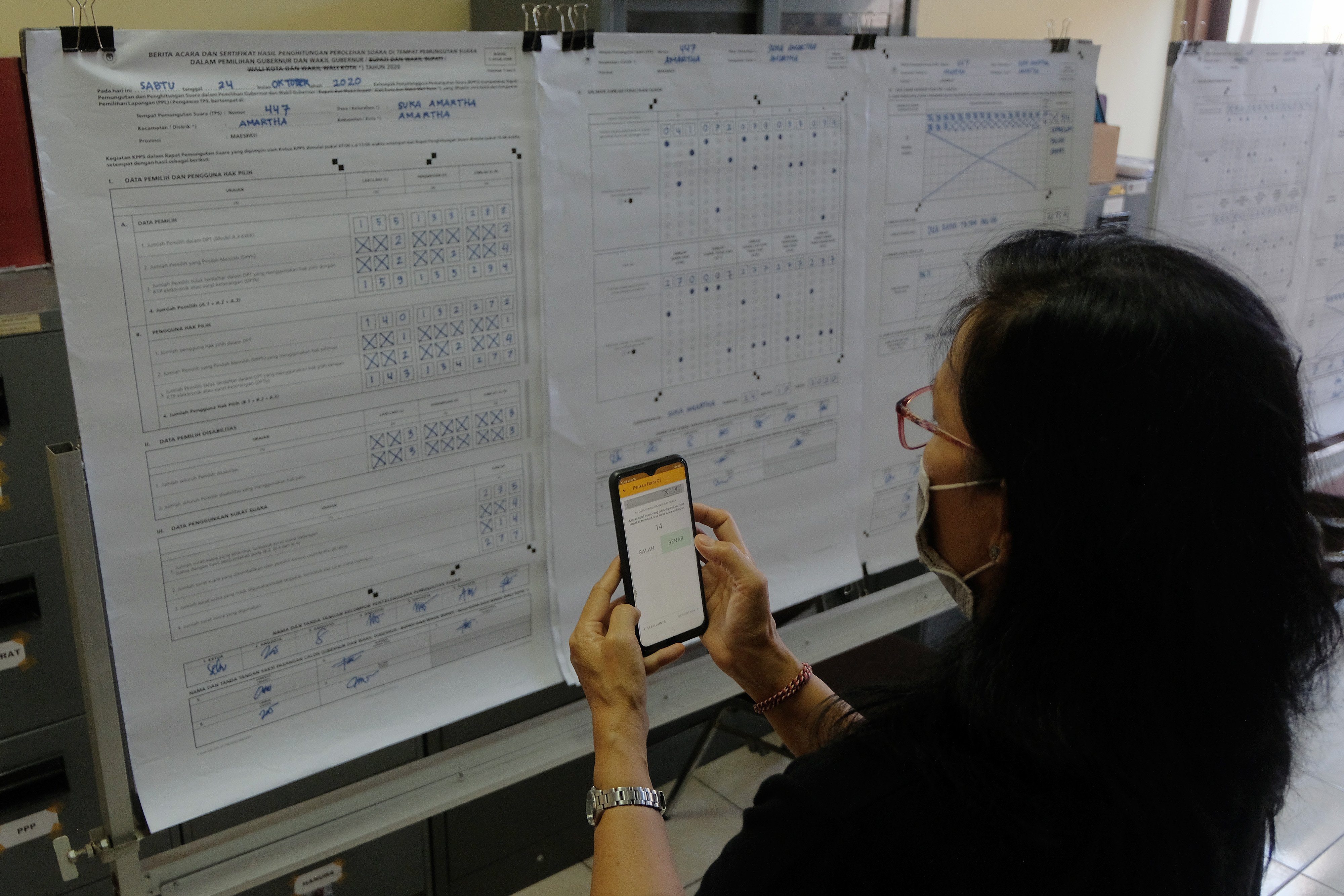 Petugas memotret formulir C1 dalam simulasi rekapitulasi penghitungan suara dengan menggunakan Sistem Informasi Rekapitulasi (SIREKAP).