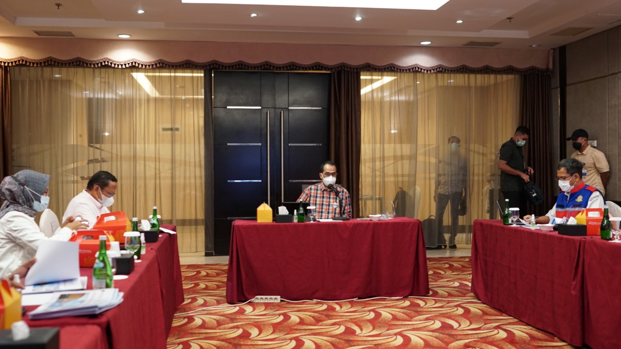 Menhub Budi Karya Sumadi memimpin rapat kerja.