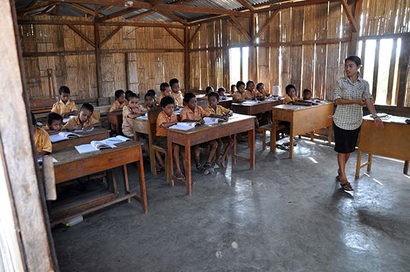 Guru di Daerah 3T Bertahan Karena Semangat Siswanya