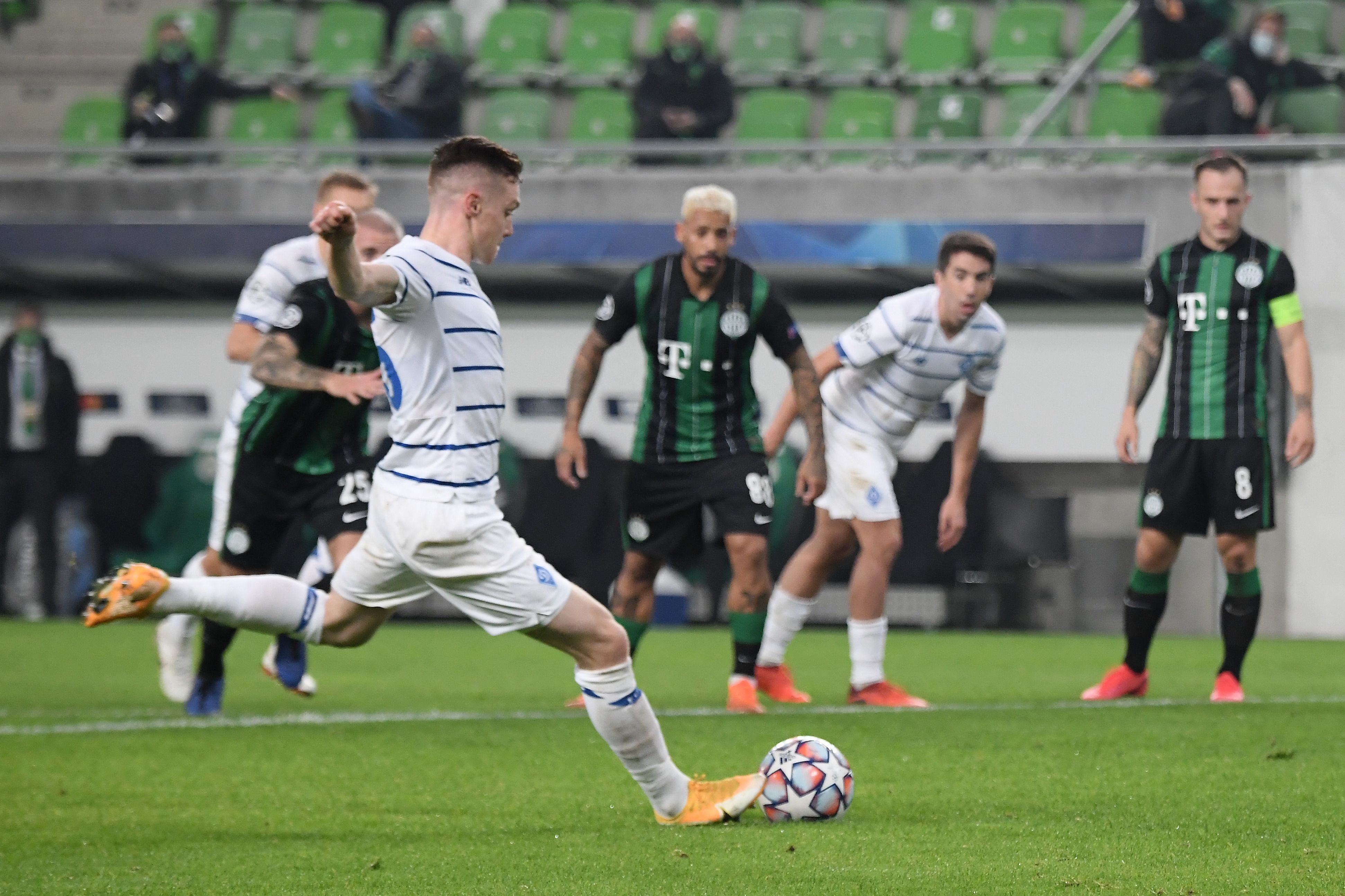 Pemain Dynamo Kiev Viktor Tsyhankov melakukan tendangan penalti