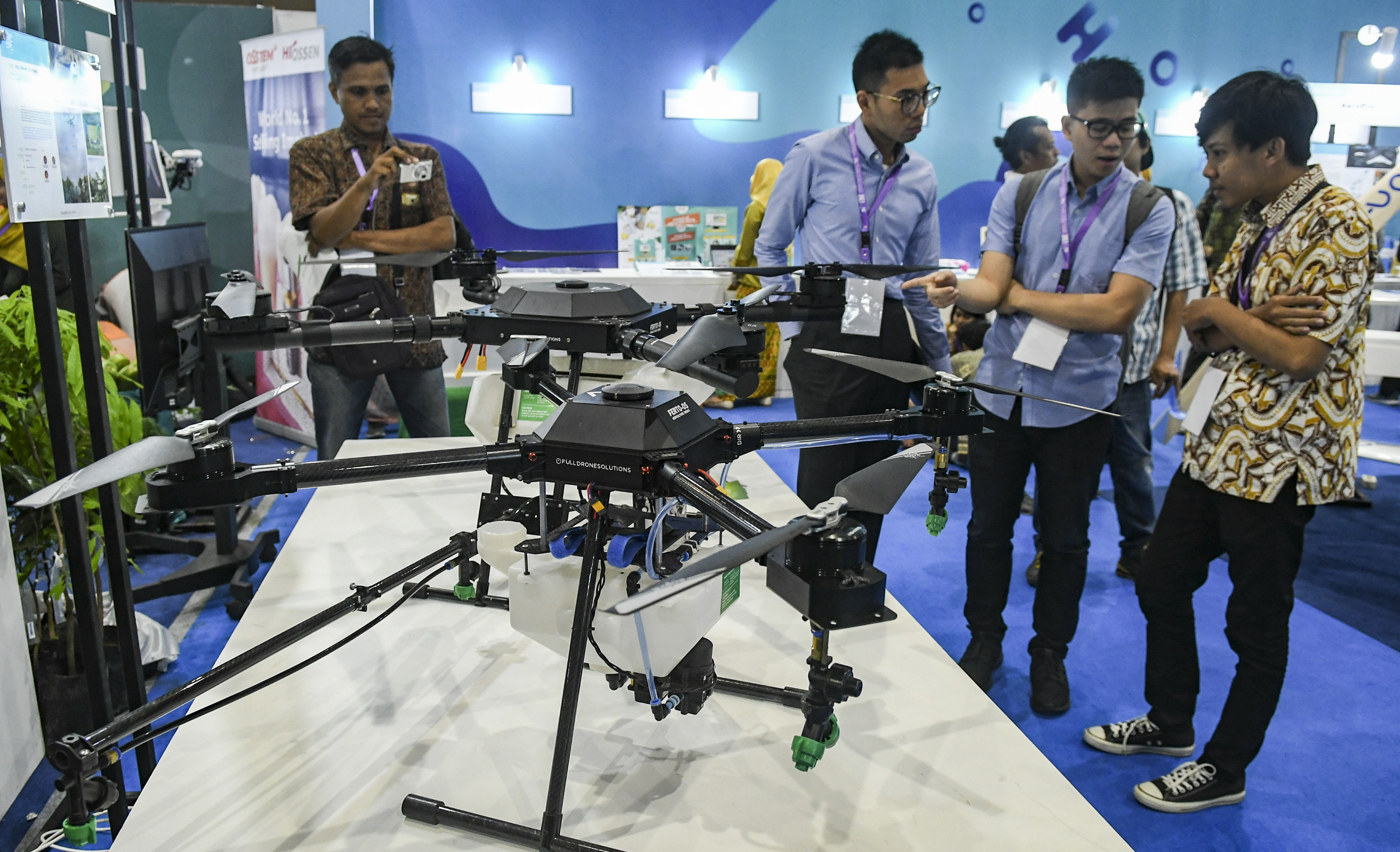Pengunjung melihat alat teknologi pesawat tanpa awak (drone) pada Pameran Inovator Inovasi Indonesia Expo (I3E) 2019 di JCC.