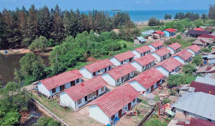 Rumah khusus nelayan yang baru selesai dibangun Kementerian PU-Pera di Pariaman, Sumatra Barat, Minggu (19/1).