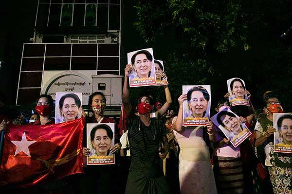 Para pendukung partai Liga Nasional untuk Demokrasi (NLD) pimpinan Aung San Suu Kyi 
