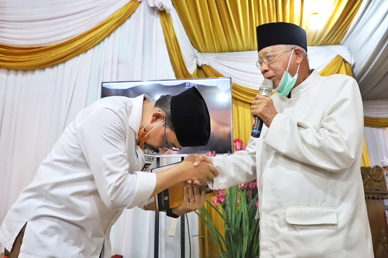 Calon Wali Kota Surabaya Machfud Arifin bersalaman dengan KH Fadholi M. Ruhan saat dukungan ulama se-Jatim bagi paslon No:2