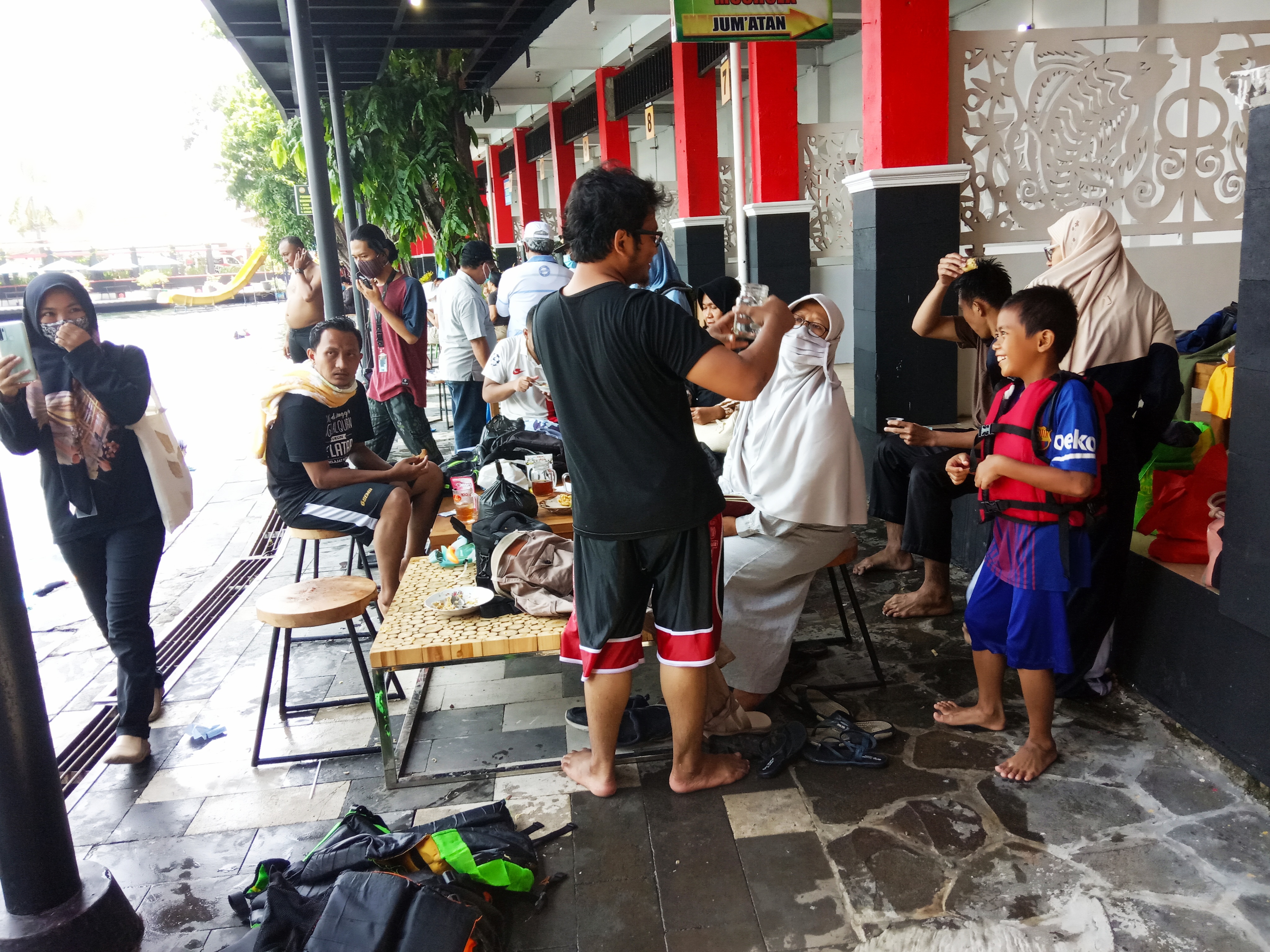 Pengunjung memadati objek wisata air di Umbul Ponggok pada hari libur panjang akhir pekan lalu