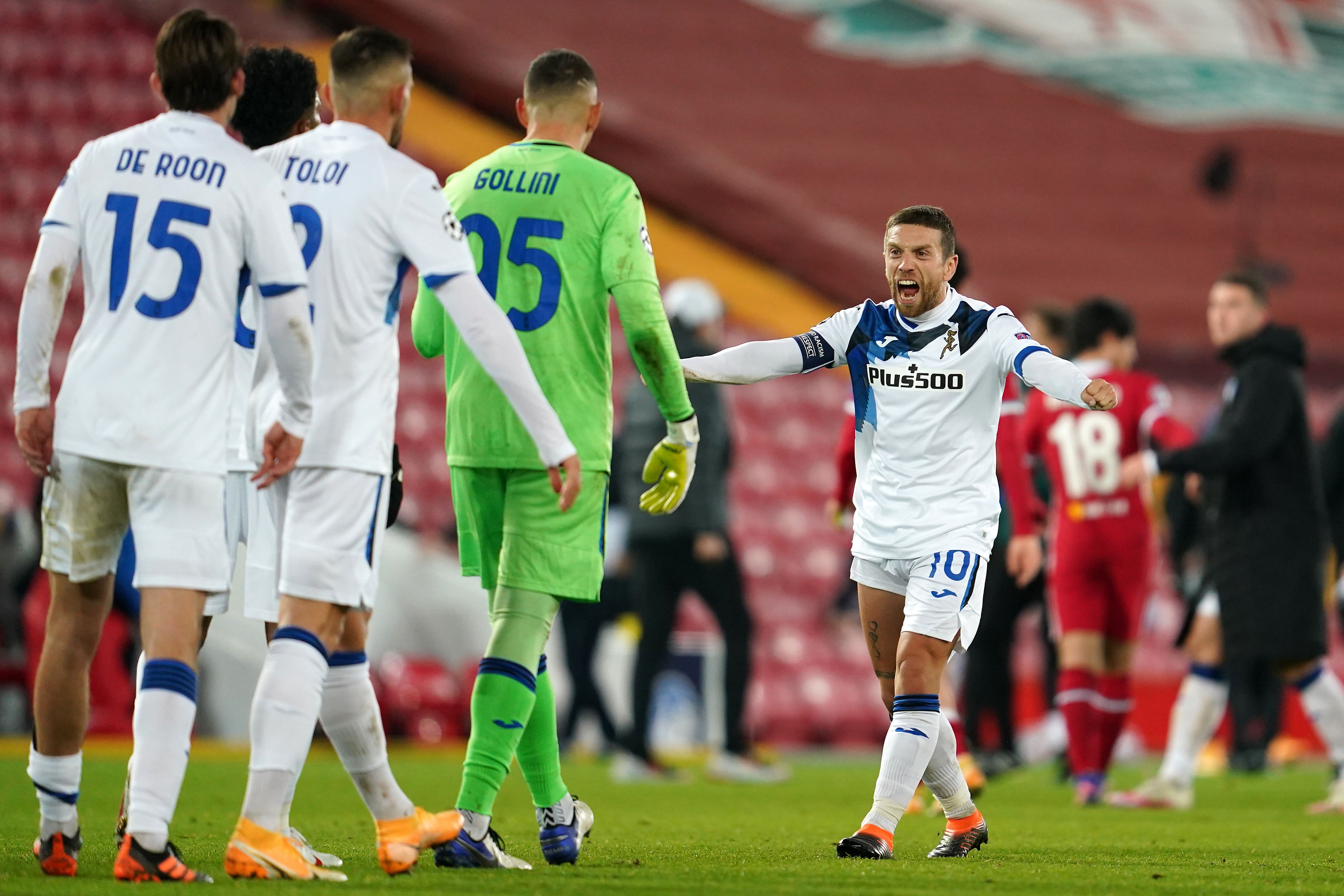 Pemain Atalanta merayakan kemenangan 2-0 atas Liverpool di Stadion Anfield dalam lanjutan laga Liga Champions, Kamis (26/11). 