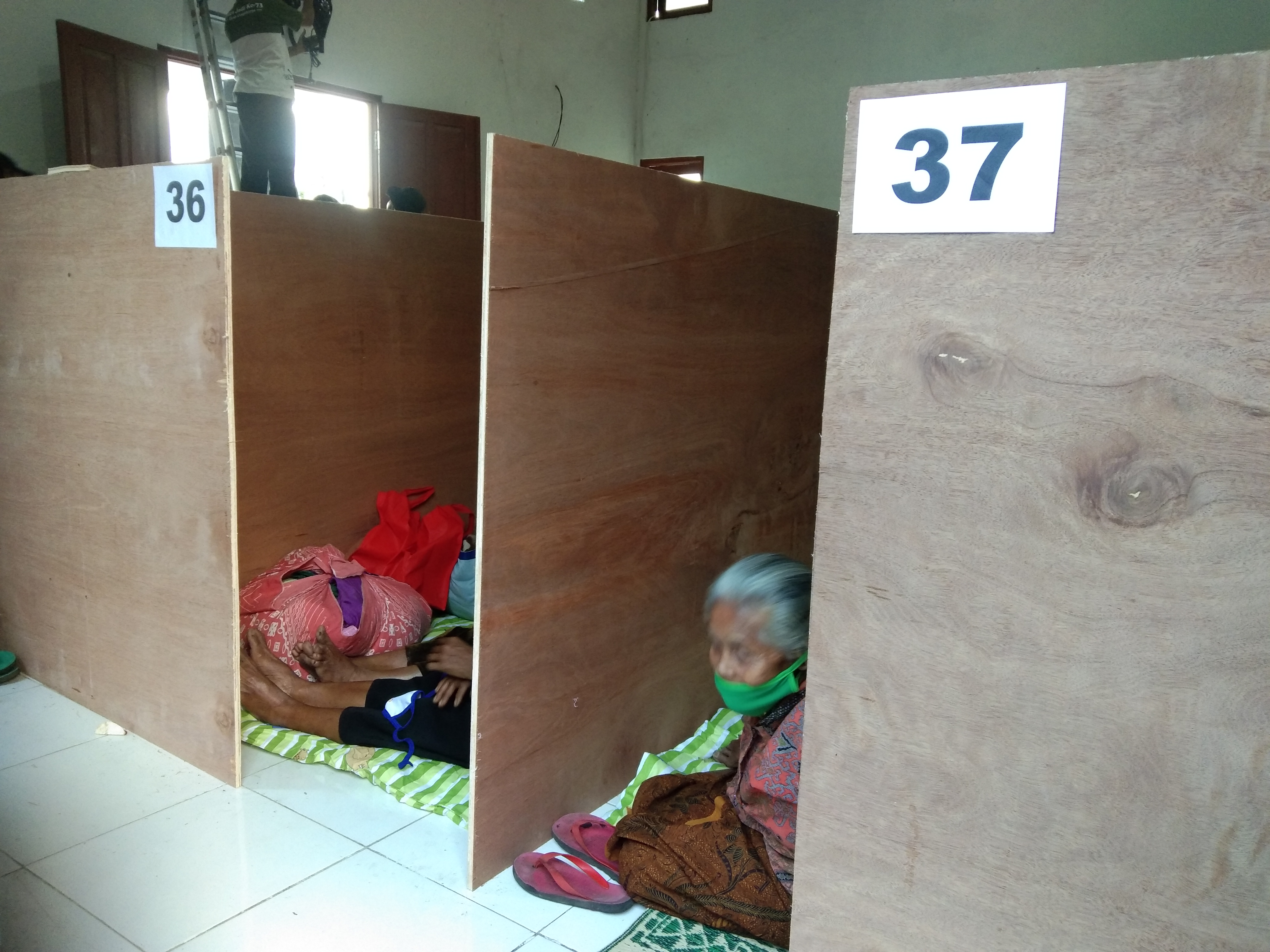 Tempat pengungsian bagi warga terdampak erupsi merapi di Glagaharjo, Sleman