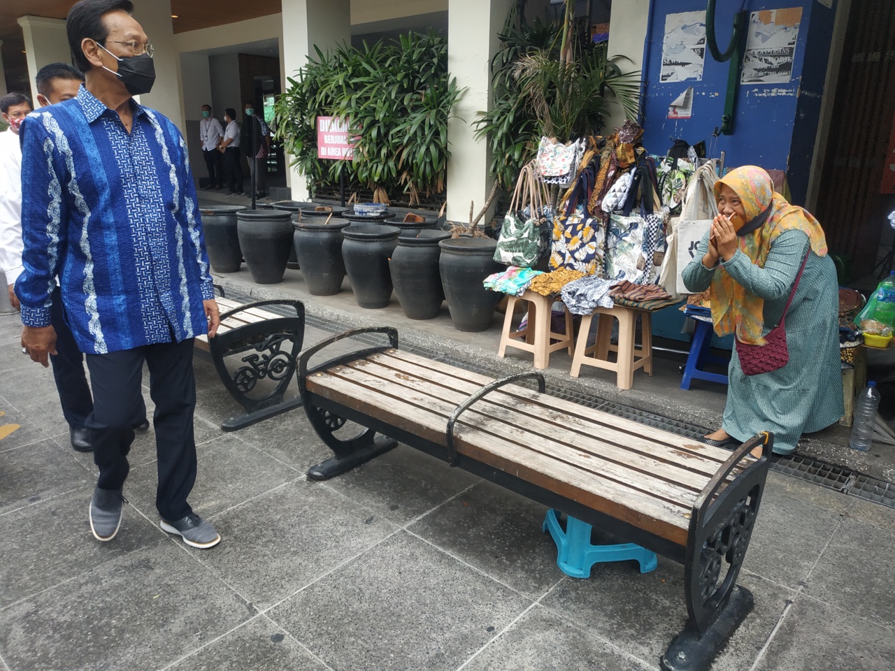 Sri Sultan Hamengku Buwono X berjalan di Pedestrian Malioboro.