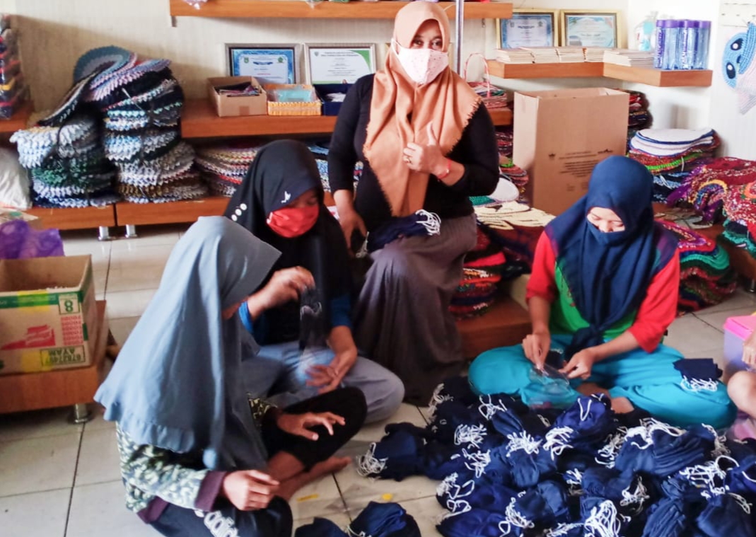 Irma Suryati dengan usahanya membuat masker kain.
