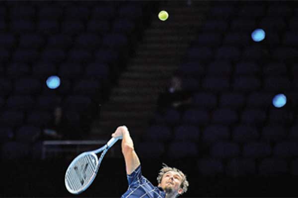 Petenis Rusia Daniil Medvedev melakukan servis ketika melawan petenis Serbia Novak Djokovic 