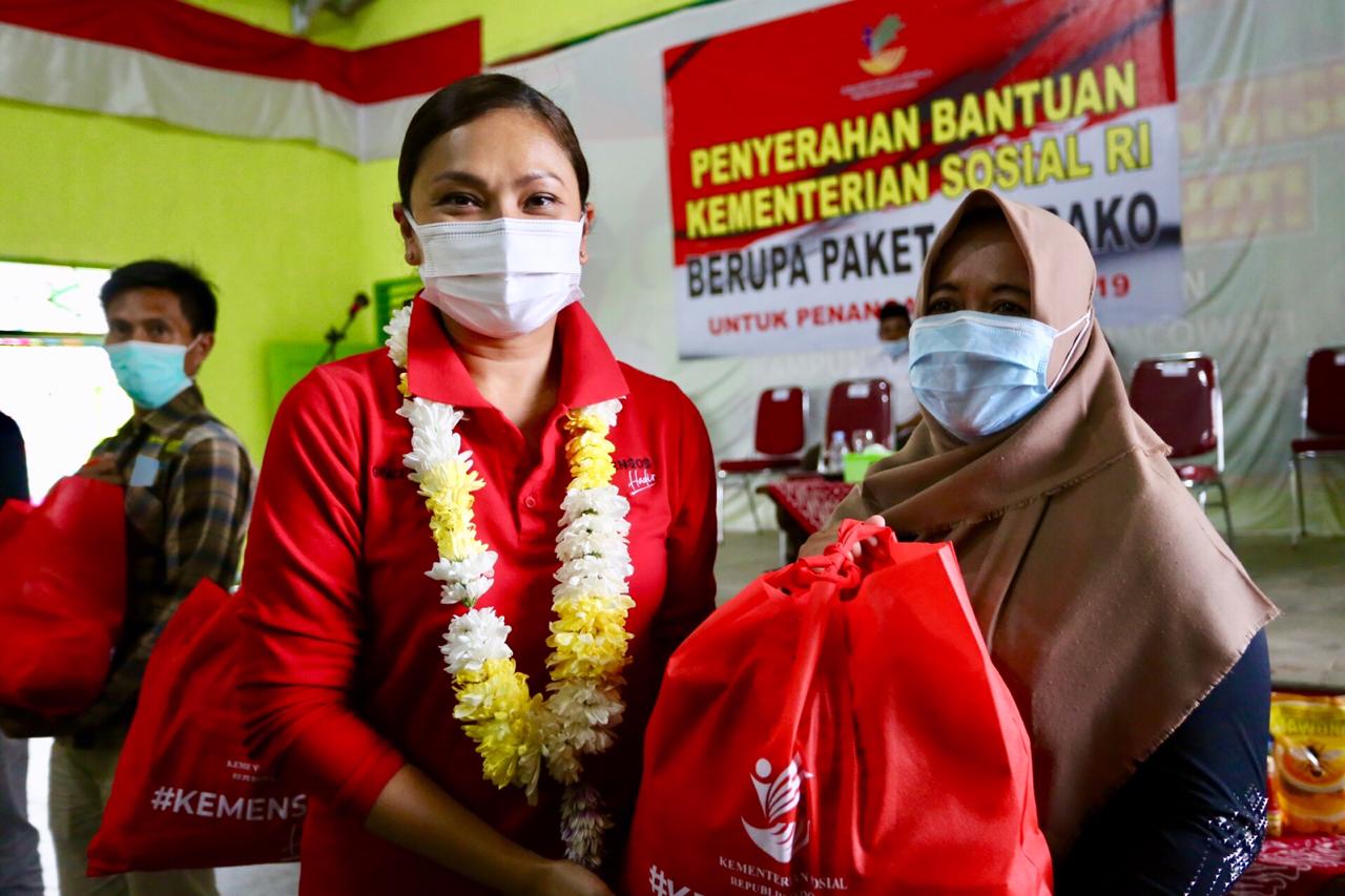 Kunjungan Penasihat Dharma Wanita Kemensos, Grace P. Batubara, ke Lampung membawa total 4.500 paket sembako. 