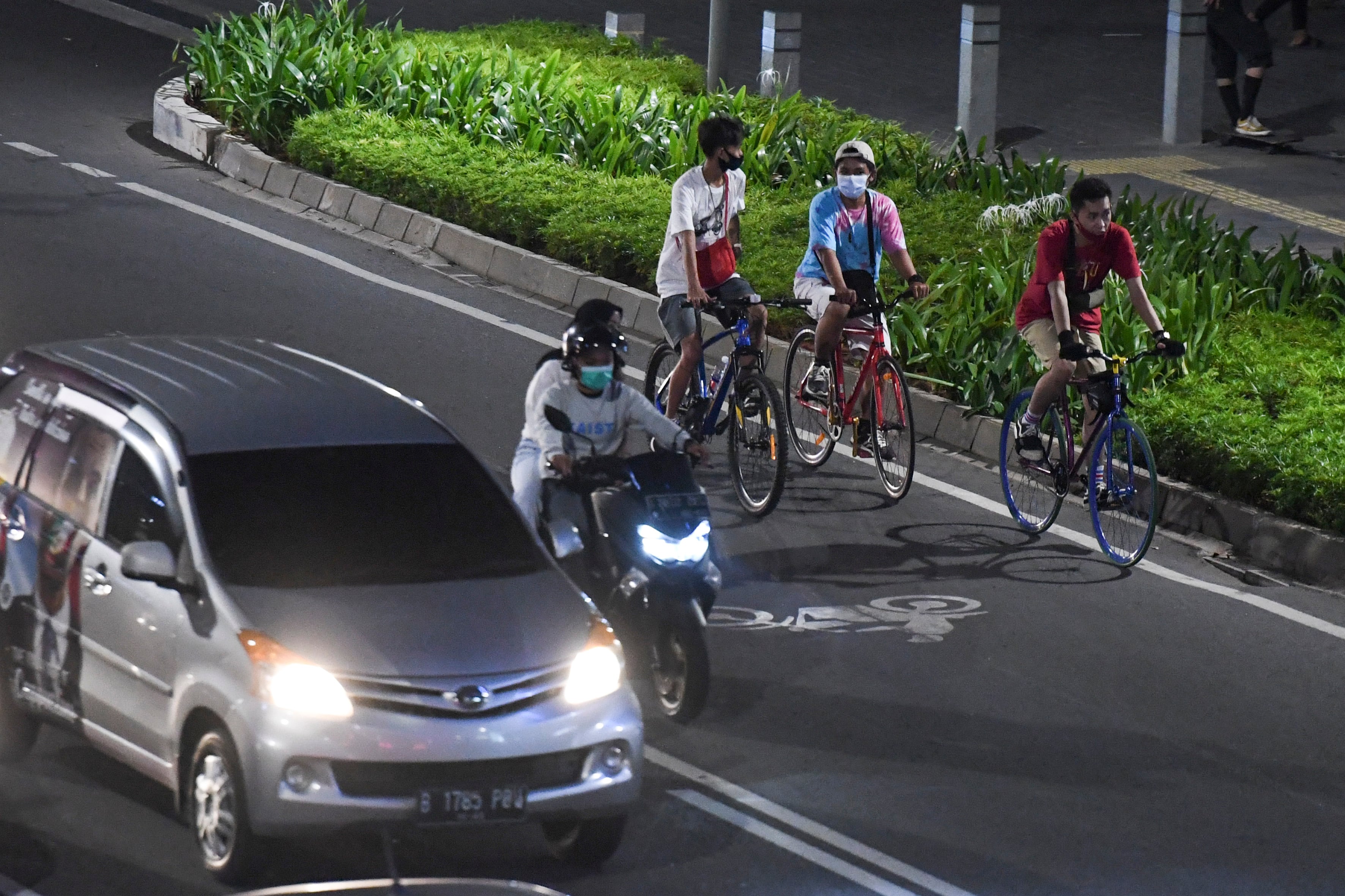 Pesepeda melintas pada malam hari di Jalan Sudirman, Jakarta, Sabtu (5/9/2020). 