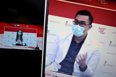 Juru Bicara Satgas Covid-19 dr. Reisa Broto Asmoro (kiri) dan dr. Gia Pratama Putra (kanan)