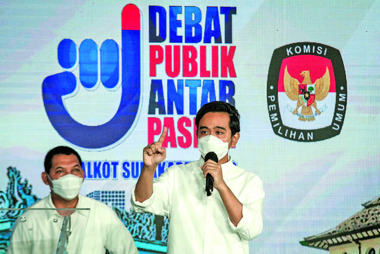 PAPARKAN VISI MISI: Calon Wali Kota Solo nomor urut satu Gibran Rakabuming Raka (kanan) menyampaikan visi misi saat Debat Terbuka  