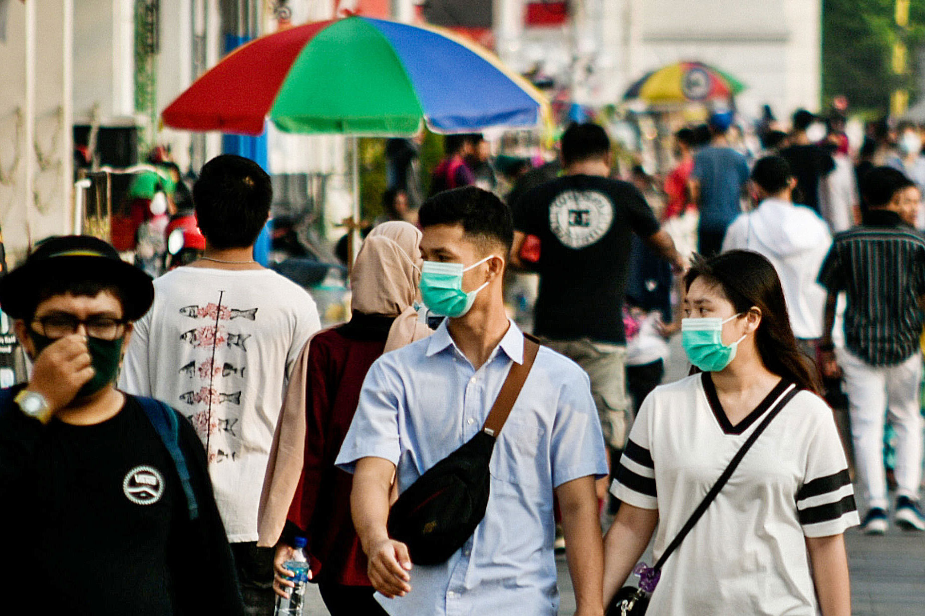 PENGAWASAN PROTOKOL KESEHATAN DIPERKETAT : Kerumunan pengunjung di kawasan Kota Tua, Jakarta, kemarin.  