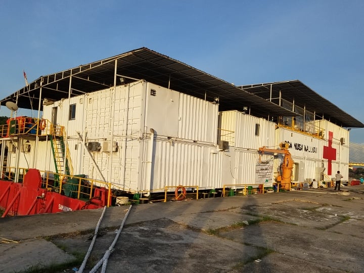 Rumah Sakit apung (RSA) Nusa Waluya II milik lembaga nirlaba Doctor Share