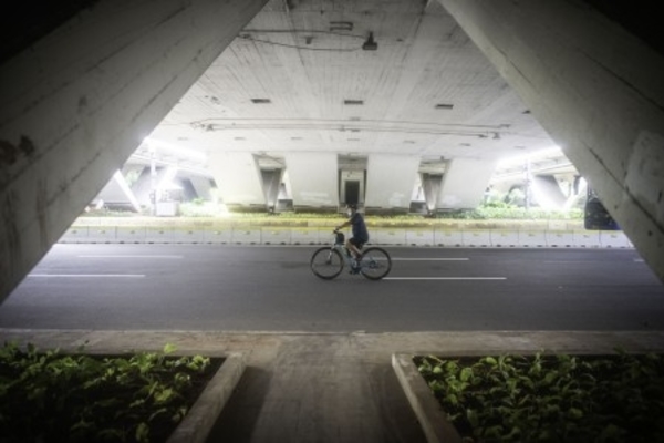 Ilustrasi -- Pesepeda melintas di Jalan Jenderal Sudirman, Jakarta, Jumat, 30 Oktober 2020