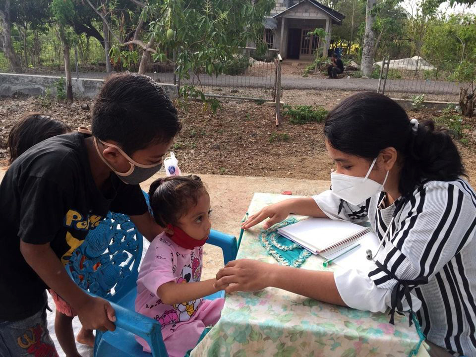 Dokter dari Yayasan Lopo Belajar Anak Timor, Kota Kupang, NTT, memeriksa kesehatan anak-anak di Kelurahan Naioni, Kota Kupang, Minggu (1/11)