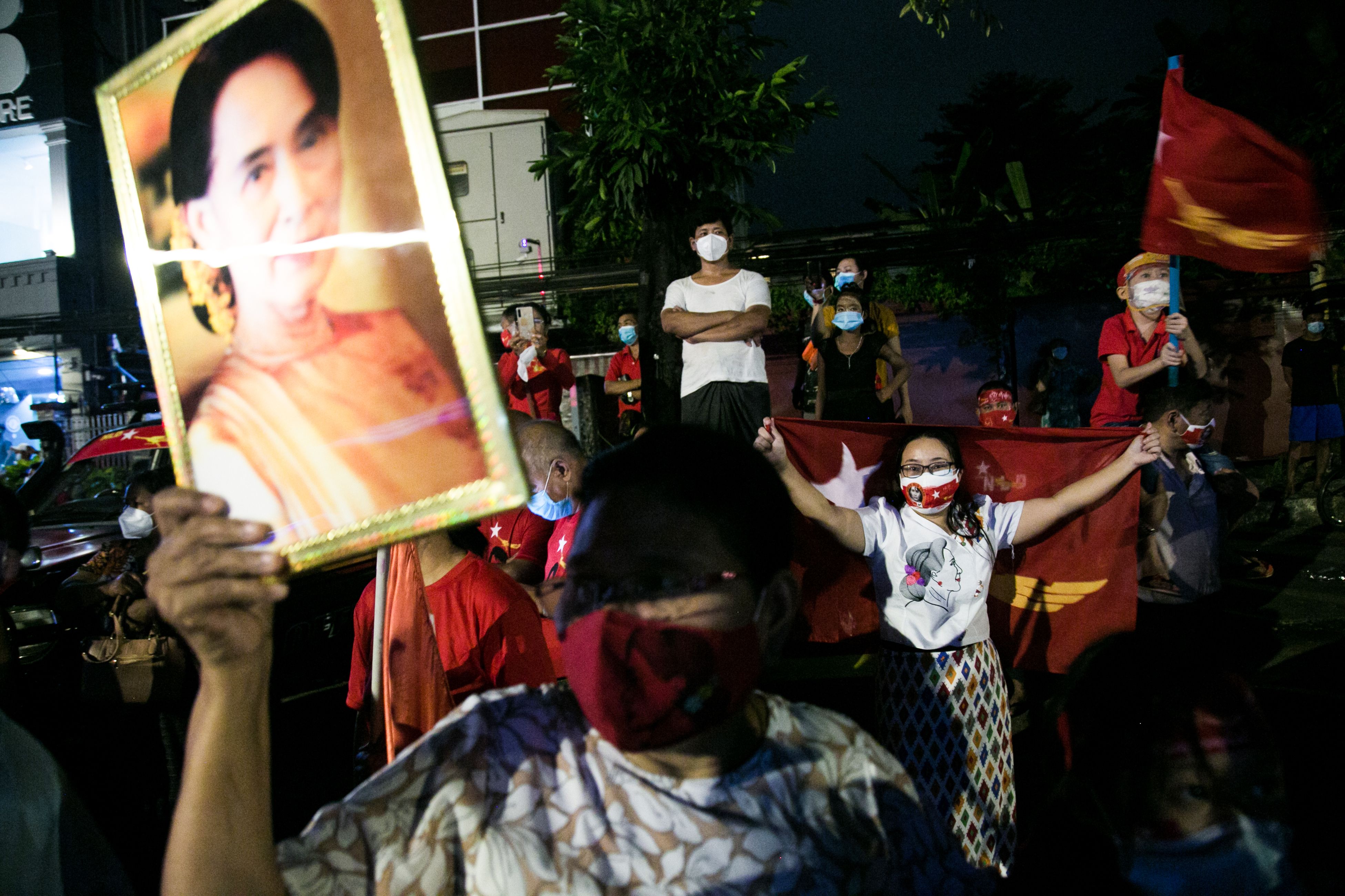 Pendukung Partai Aung San Suu Kyi, Liga Nasional untuk Demokrasi (NLD)