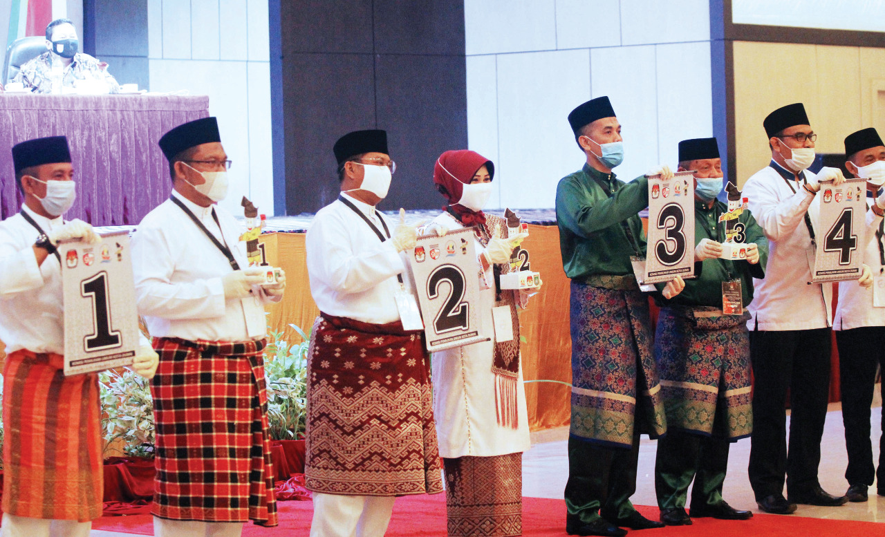 Empat pasang calon Wali Kota dan Wakil Wali Kota Dumai memperlihatkan nomor urut peserta Pilkada 2020 di Dumai, Riau, Kamis (24/9).