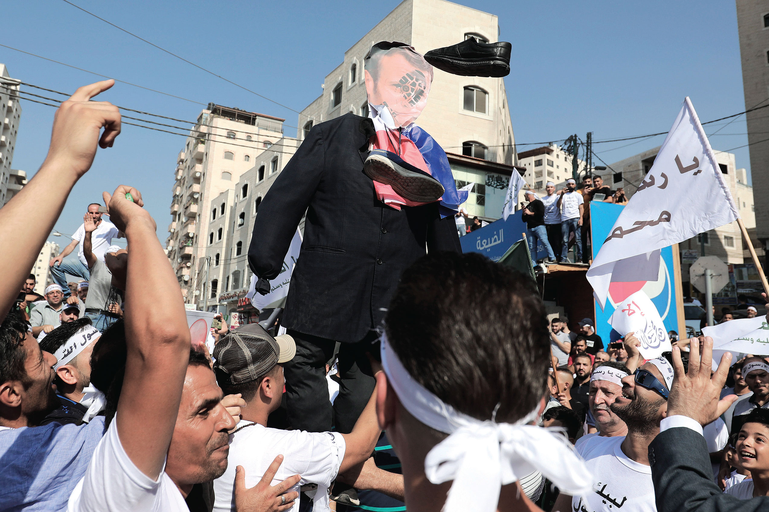 Aksi warga Palestina memprotes publikasi kartun Nabi Muhammad SAW di Ramallah