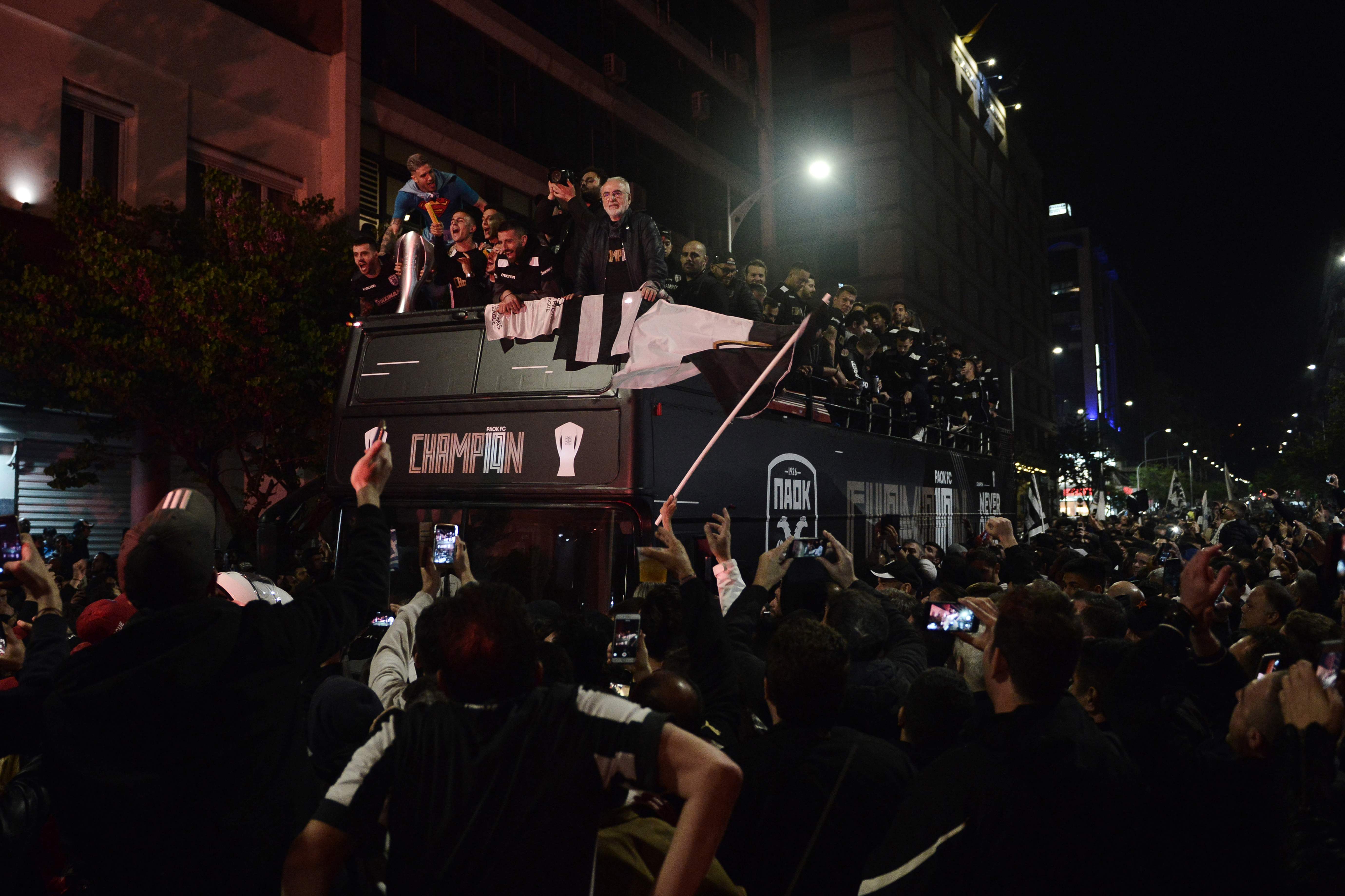 Para pemain PAOK melakukan parade keliling kota setelah menjadi juara Liga Yunani, 2019 lalu.