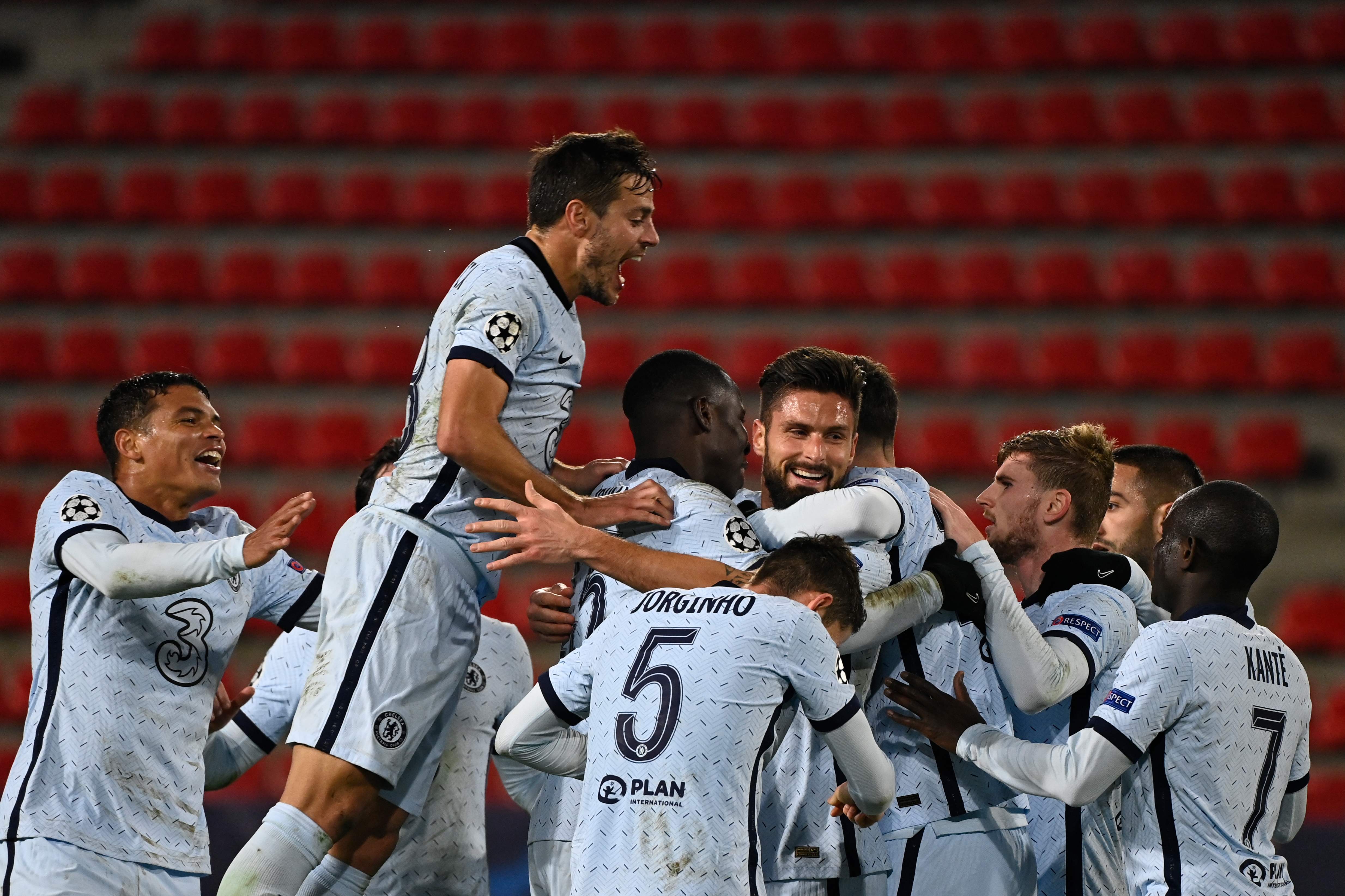 Pemain Chelsea melakukan selebrasi usai mencetak gol ke gawang Rennes di laga Liga Champions.