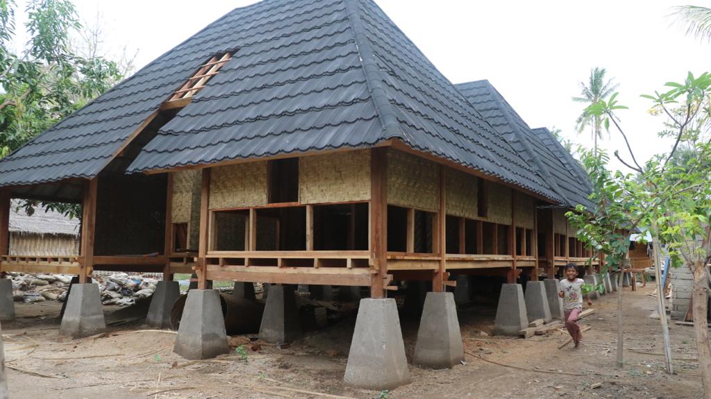 Sejumlah rumah Sarhunta yang hampir selesai dikerjakan dari Kementerian PUPR di KSPN Mandalika yang berada di Desa Gili Indah Pulau Gili Air