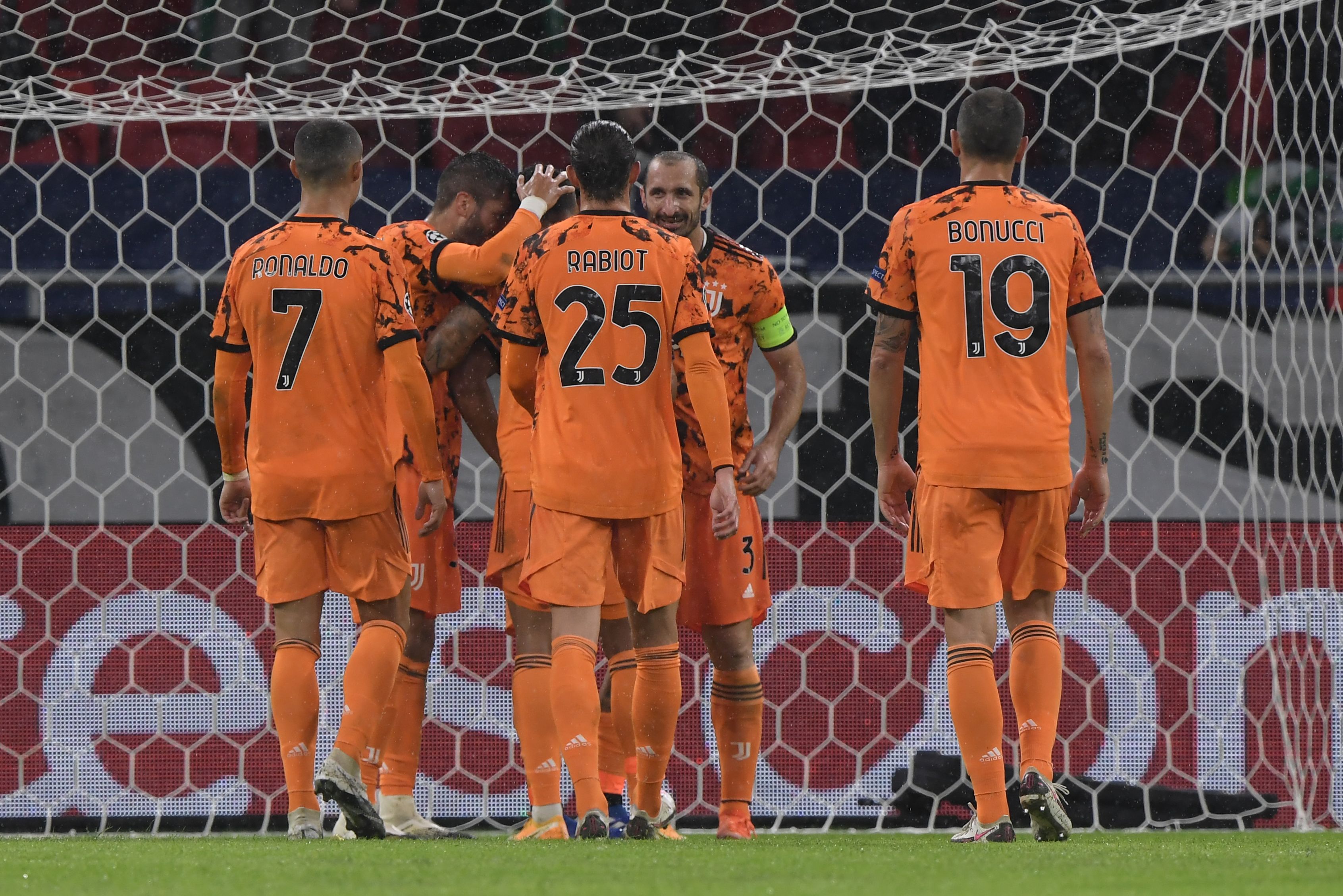 Para pemain Juventus melakukan selebrasi usai mencetak gol ke gawang Ferencvaros di laga Liga Champions.