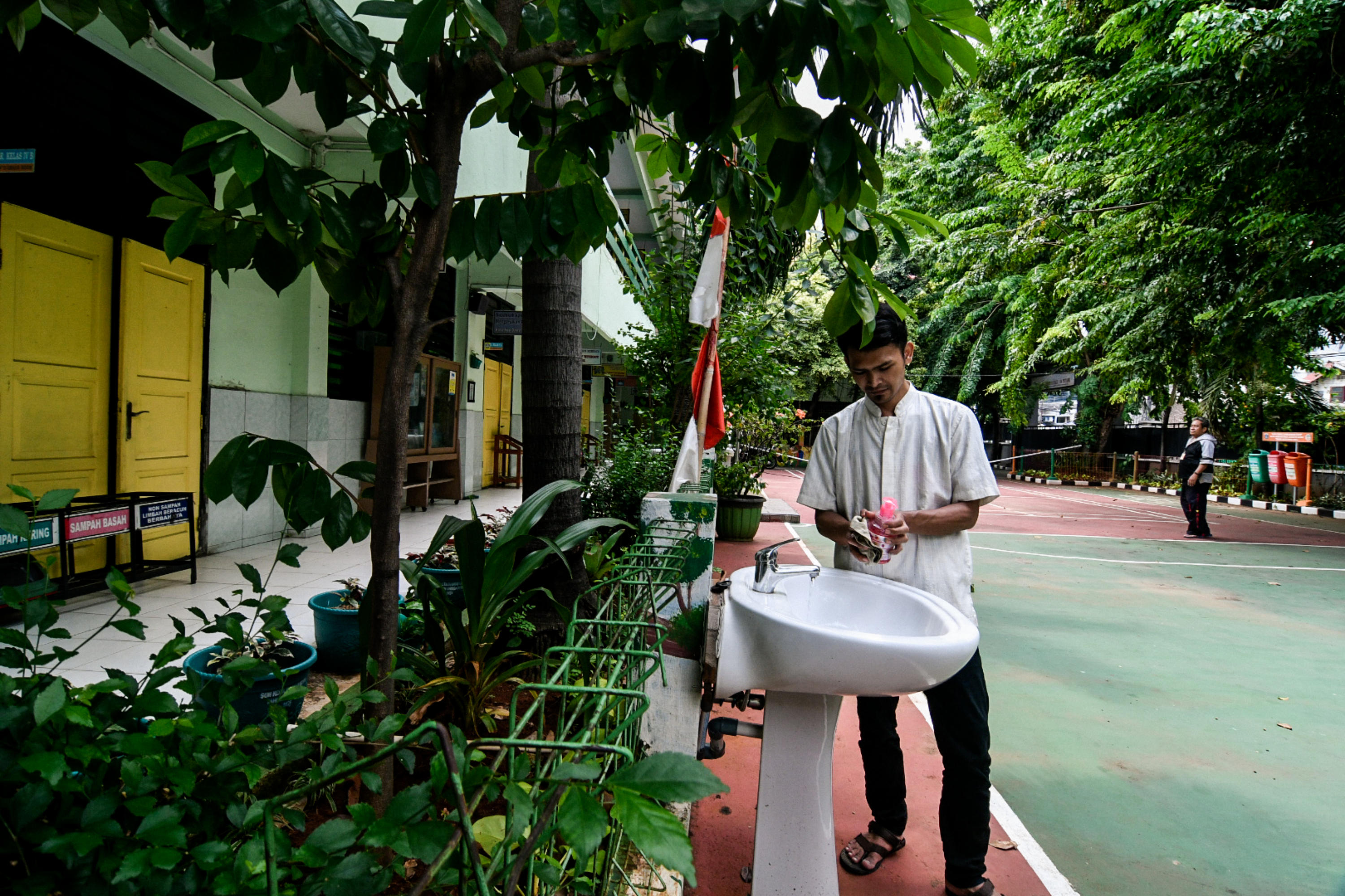 Petugas sekolah mempersiapkan sejumlah fasilitas di kawasan Sekolah Dasar Negeri 03 Kota Bambu, Tanah Abang, Jakarta.