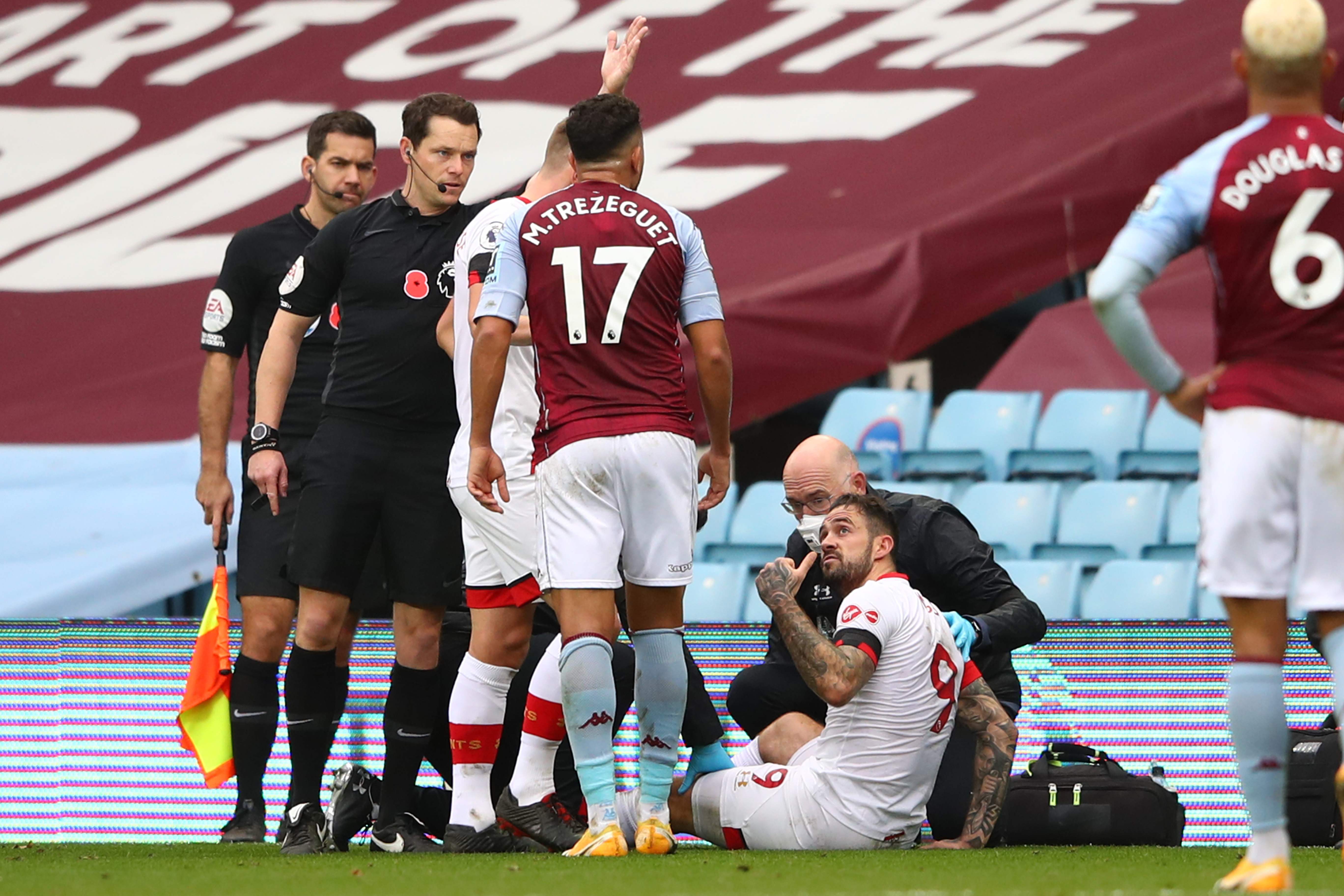 Penyerang Southampton Danny Ings mendapatkan perawatan dalam laga Liga Primer Inggris melawan Aston Villa.