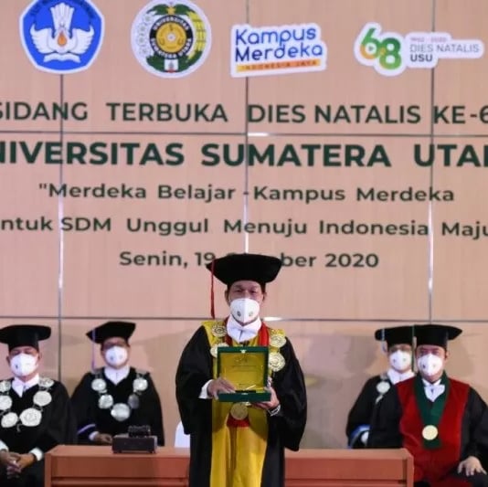 PENGHARGAAN: Rektor Universitas Sumatra Utara Prof Runtung Sitepu menerima penghargaan dari MWA saat Dies Natalis ke-68 USU
