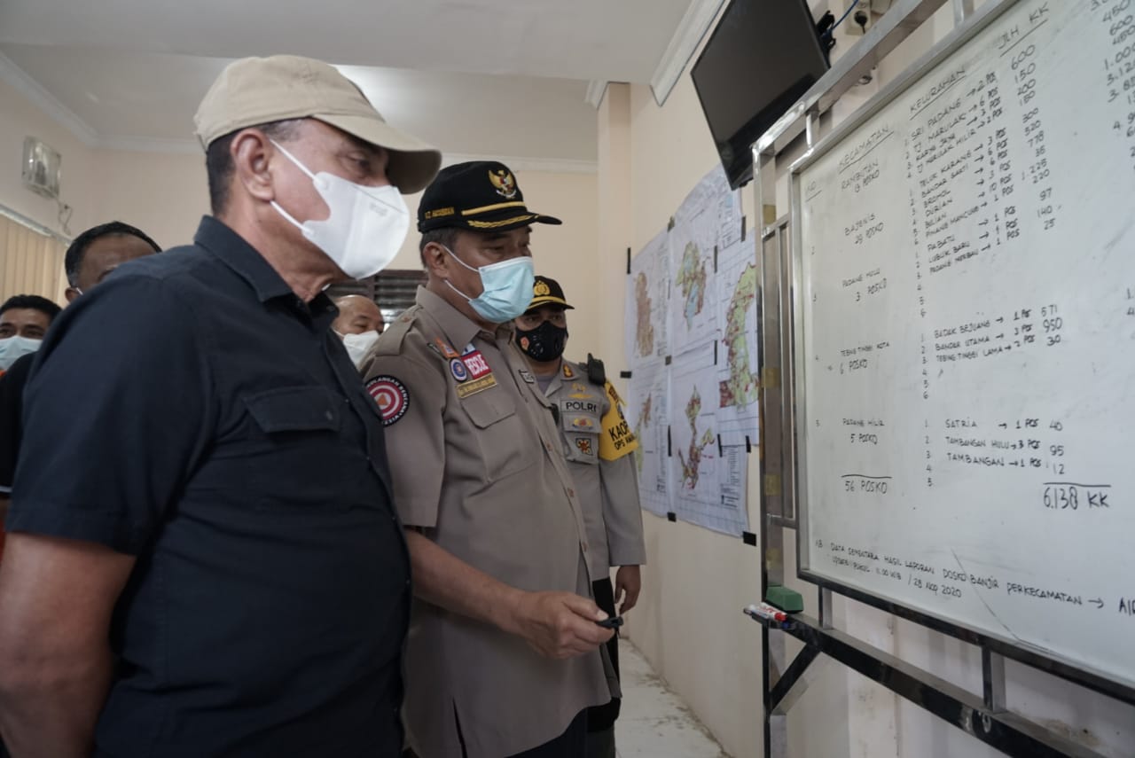 Gubernur Sumatra Utara Edy Rahmayadi saat meninjau banjir di Kota Tebing Tinggi, Sumatra Utara, Sabtu (28/11/2020)